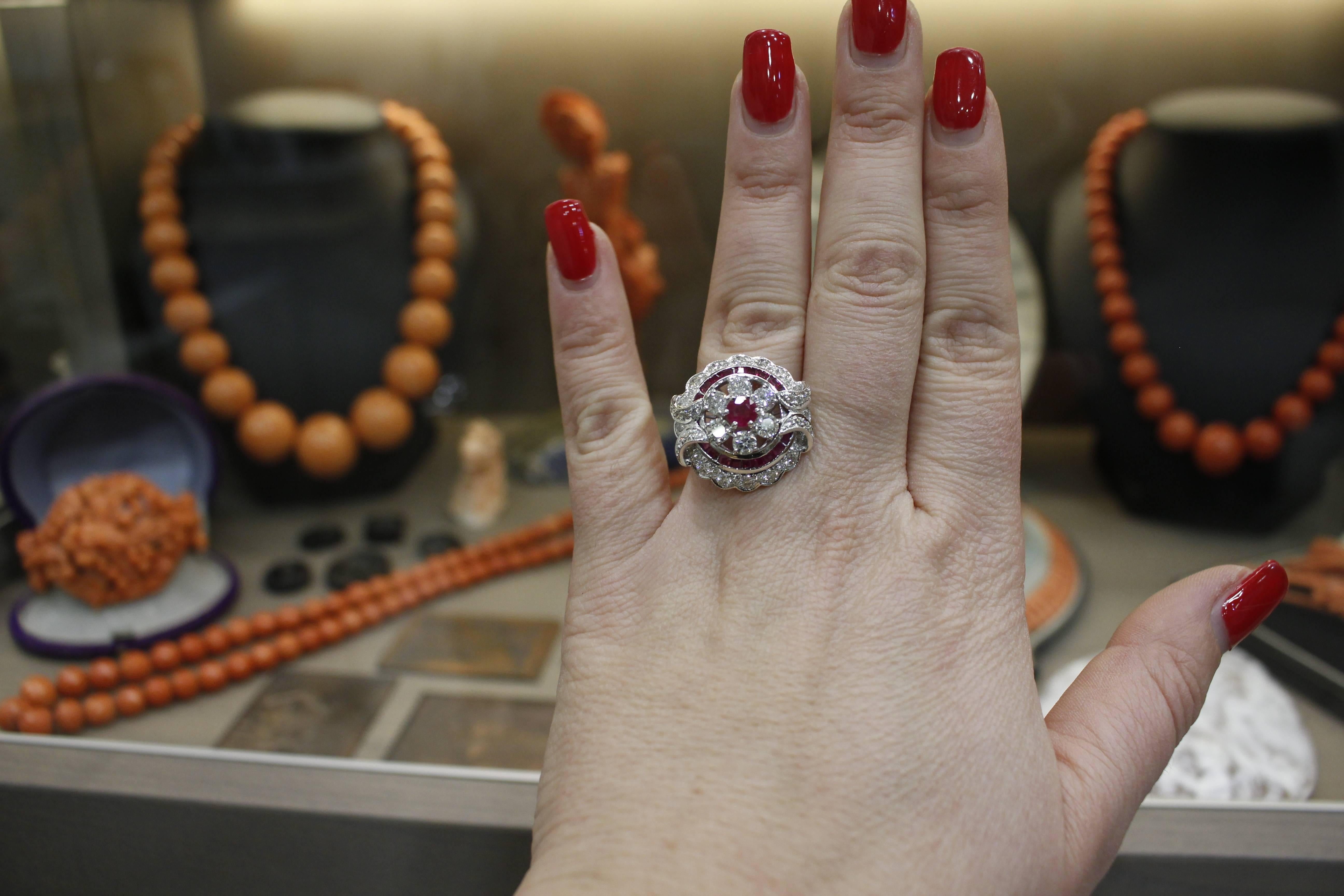 Circular Diamond Ruby White Gold Cocktail Ring In Good Condition For Sale In Marcianise, Marcianise (CE)