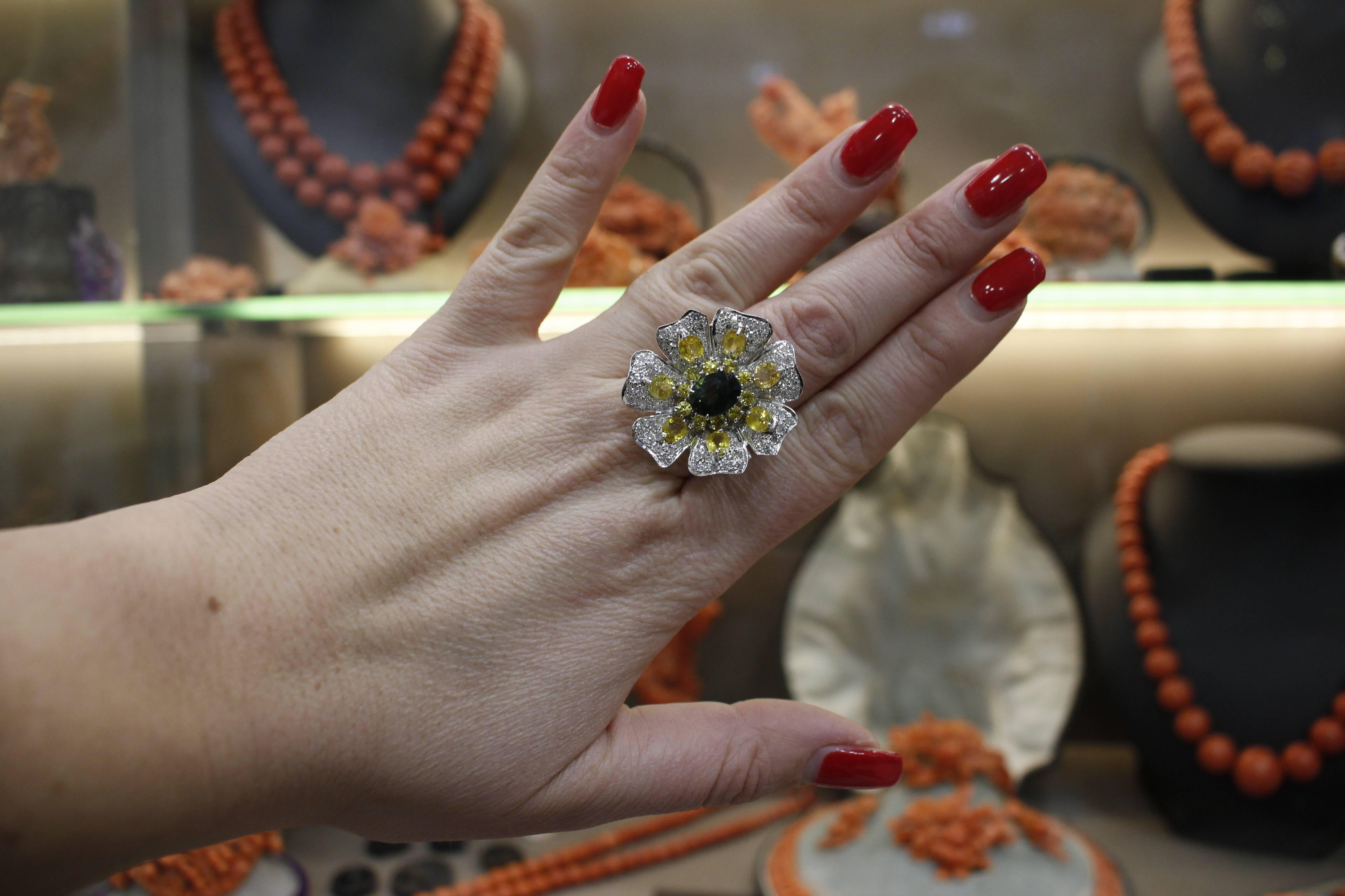 Bague en or blanc avec diamants, saphirs et fleurs fantastiques Bon état - En vente à Marcianise, Marcianise (CE)