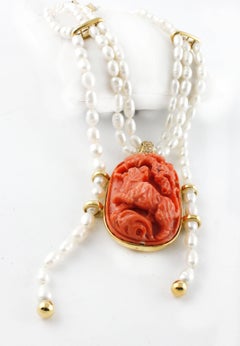 Collier en or jaune 18 carats avec visage gravé sur corail rouge, diamants et rangées de perles