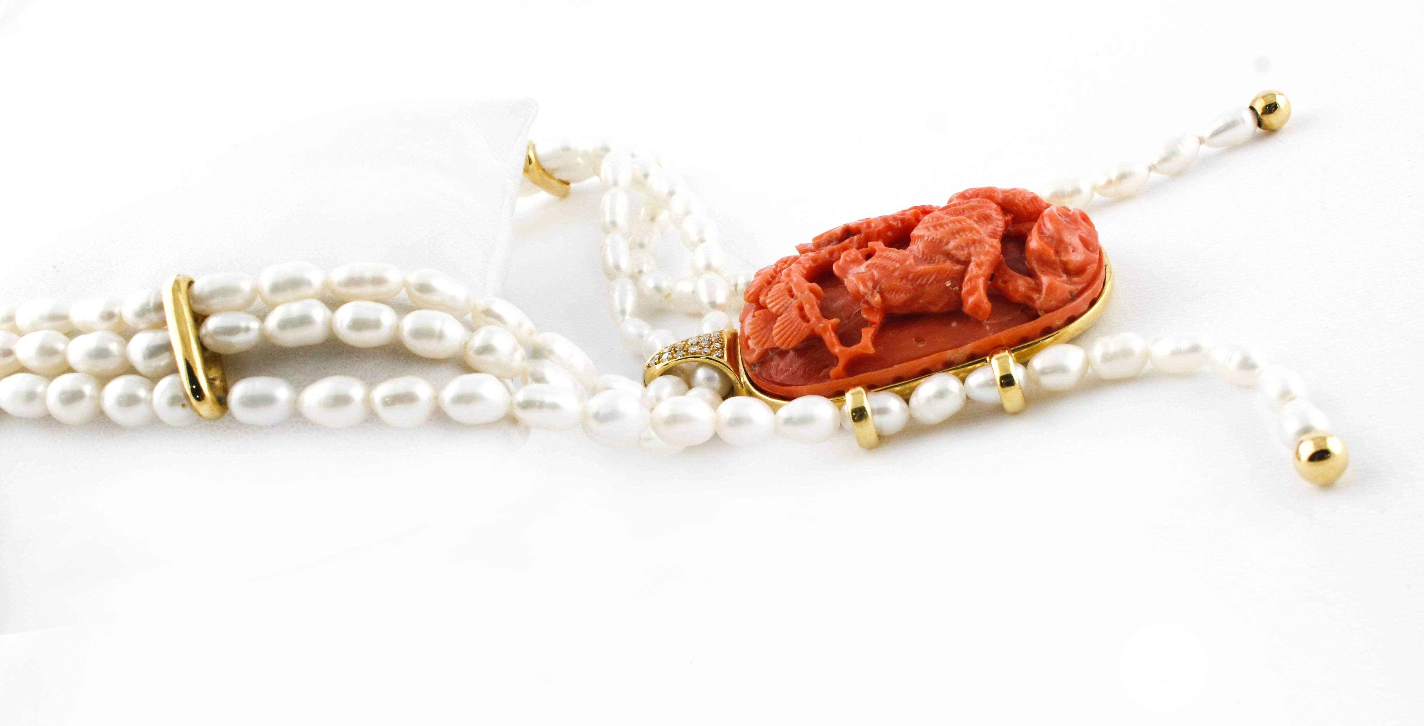 Taille ronde Collier en or jaune 18 carats avec visage gravé sur corail rouge, diamants et rangées de perles en vente