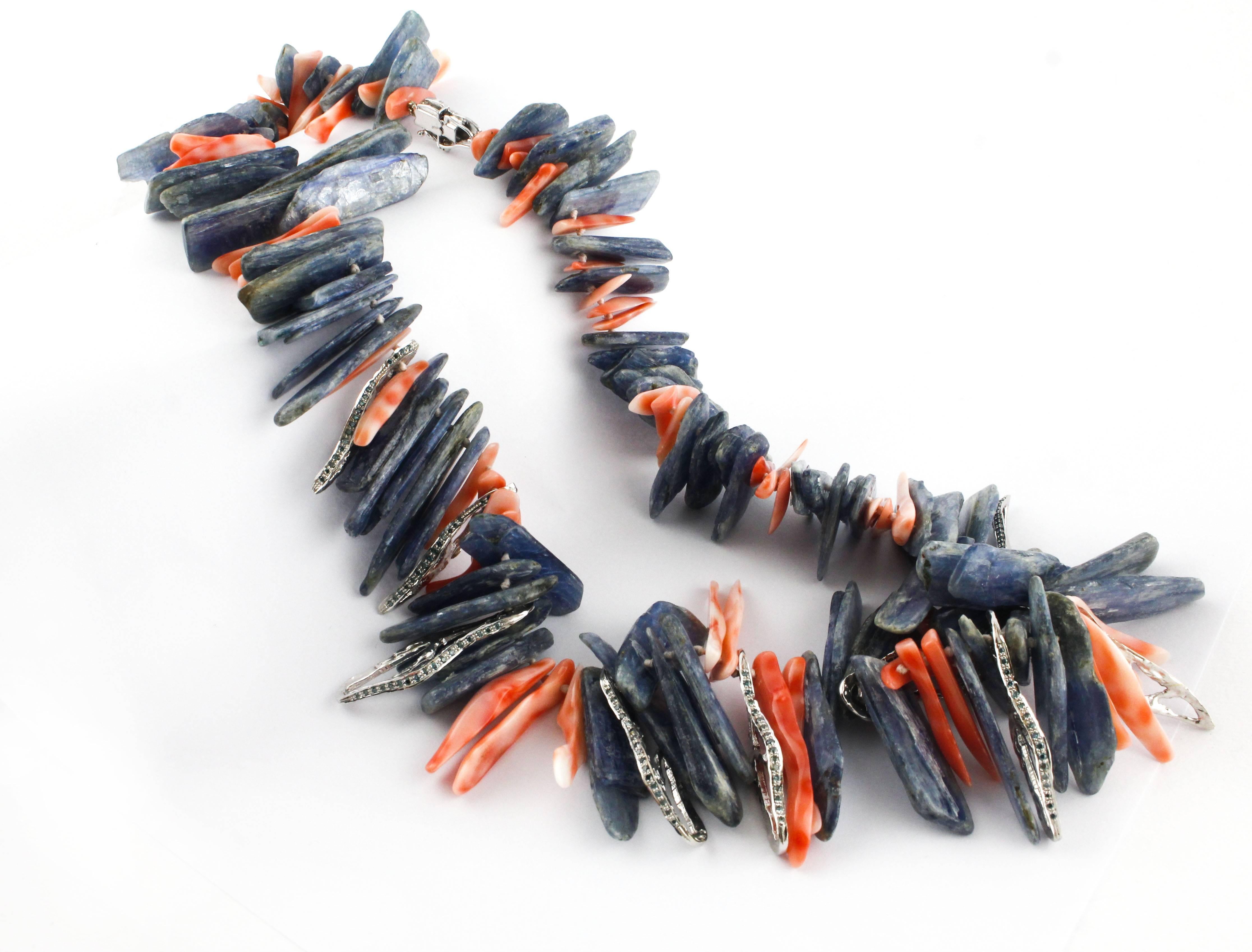 Orange Coral, Kyanite Stones, Diamonds, White Gold Scraps Retrò Necklace In Good Condition For Sale In Marcianise, Marcianise (CE)
