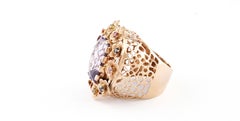 Ring aus Roségold mit Edelsteinen und zentralem Amethyst