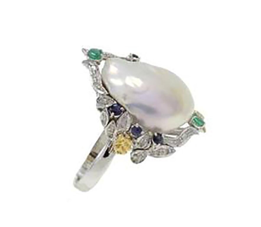 Baroque pearl ring in 14kt white and yellow gold embellished with a crown of diamonds, blue sapphies and emeralds.
diamonds 0.34kt
tot weight  11.9gr
r.f.  giif

For any enquires, please contact the seller through the message center.

