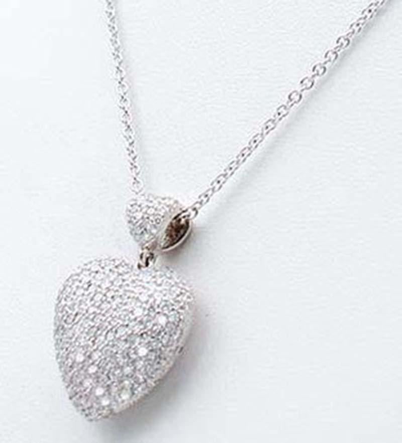 Modern Diamonds, 18 Karat White Gold Heart Shape Pendant Necklace For Sale