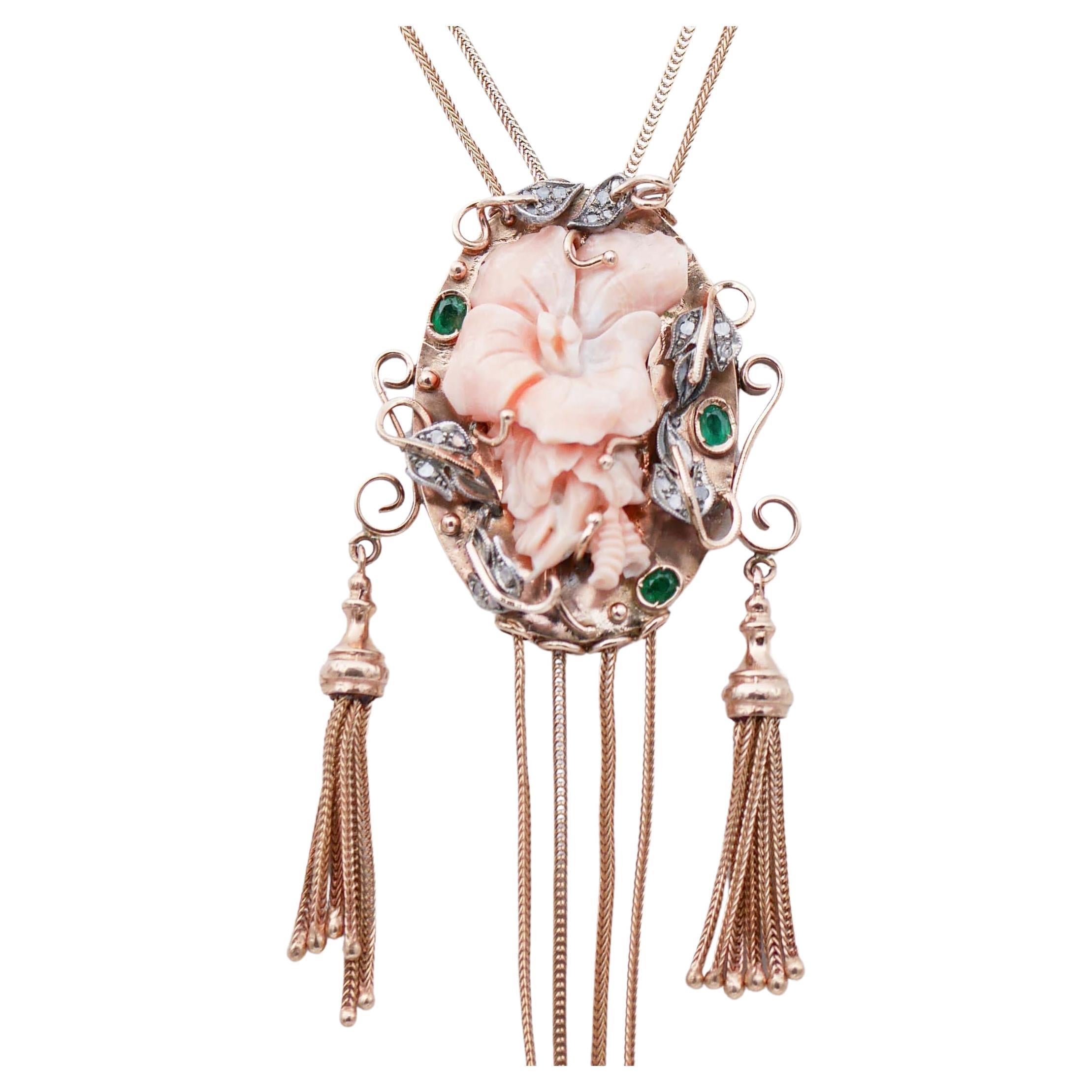 Halskette aus 14 Karat Roségold und Silber mit rosa Koralle, Smaragden, Diamanten. im Angebot