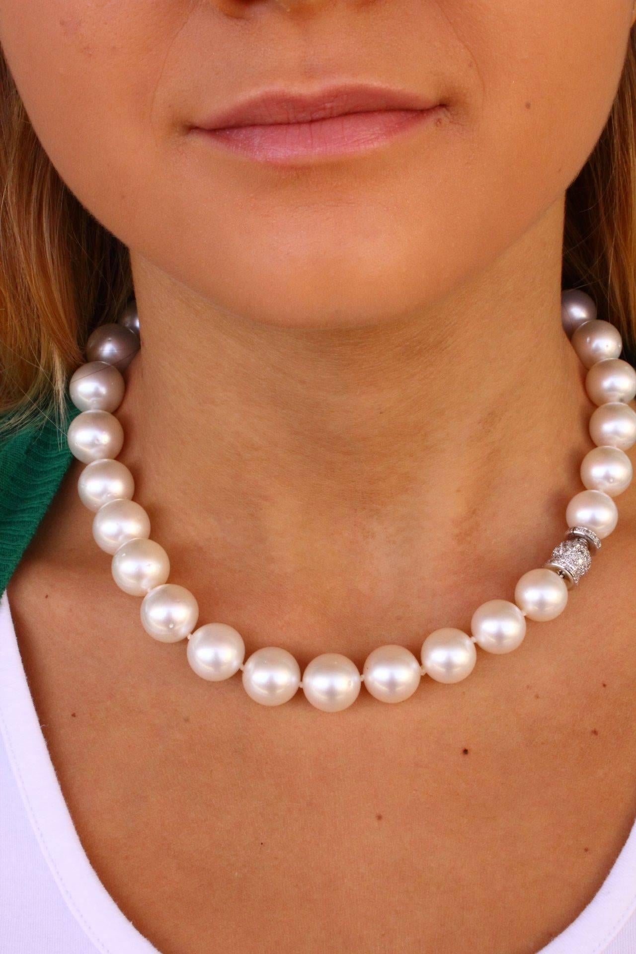 Retro 600 ct Australian Pearls, 1.82 ct Diamonds, White Gold Closure Beaded Necklace For Sale