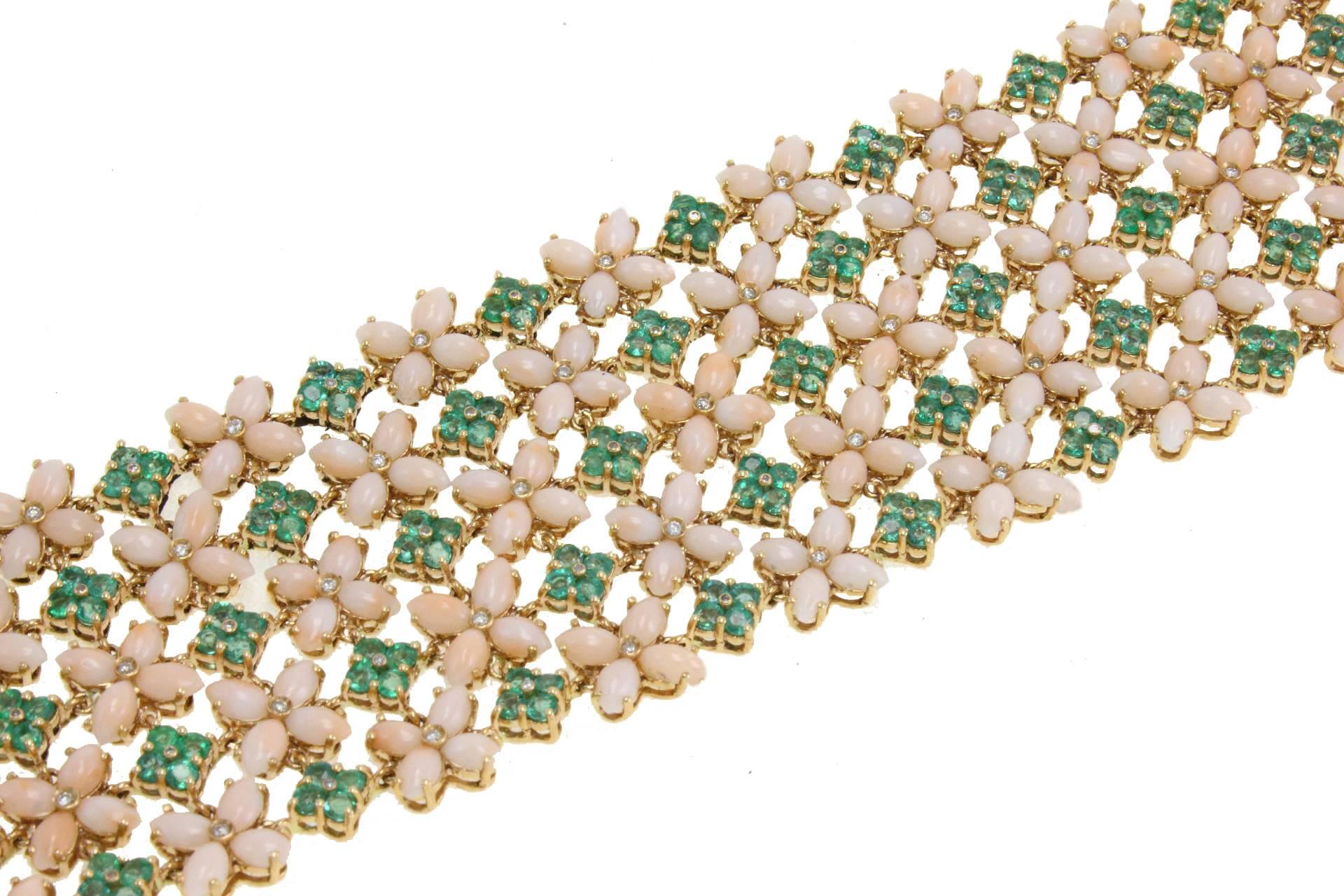 Delicate bracelet in 14kt yellow gold composed of flower shaped pink corals with a diamond in the center separated by emeralds.

diamond 0.72kt
emerald 11.39kt
coral 6.60gr
tot weight 63.5gr
Us Size
Width 1.57 inches
Length 6.88 inches
ref.gcgir

We
