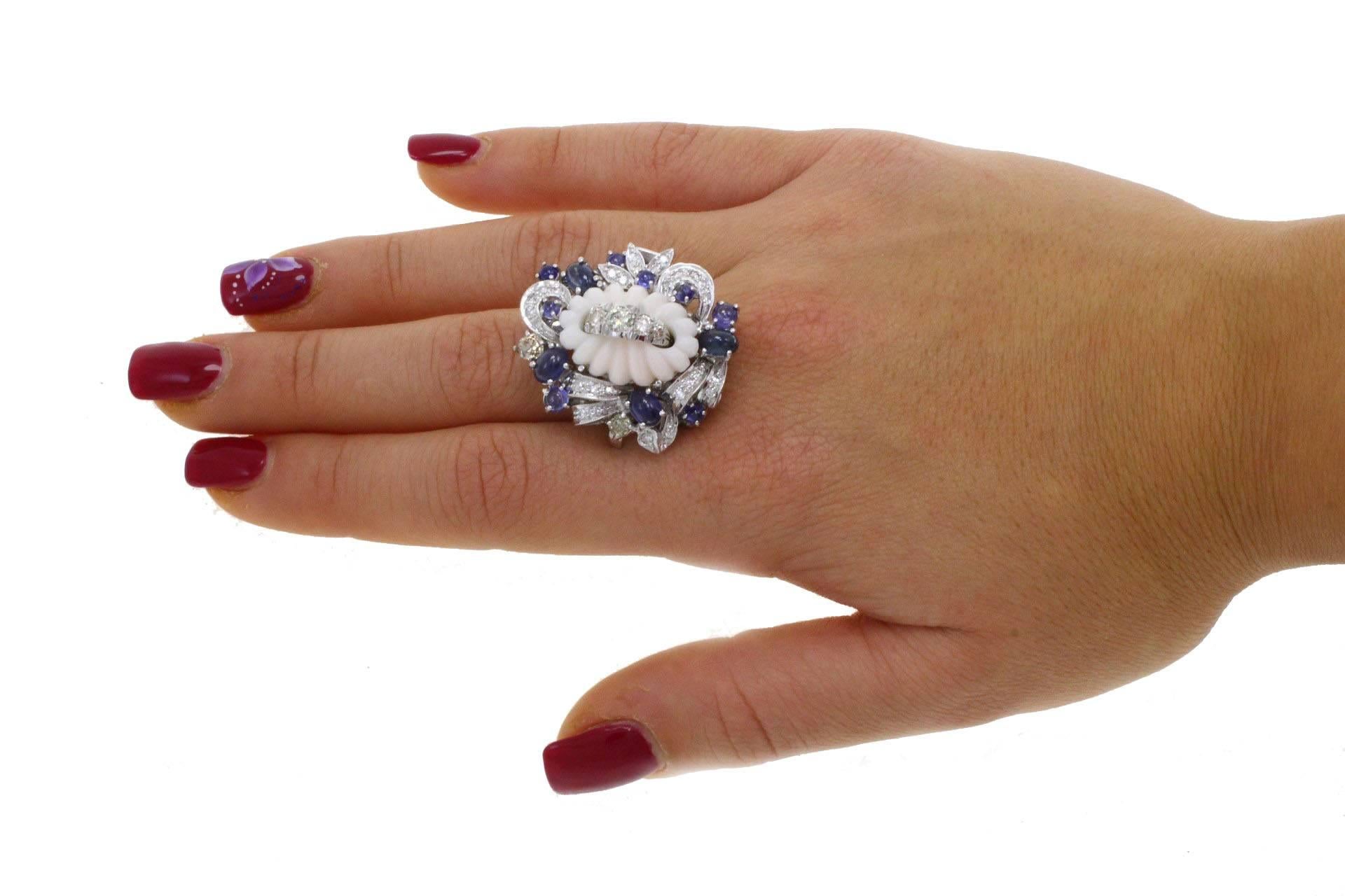 Taille mixte  Bague en or, saphir, corail et diamant en vente