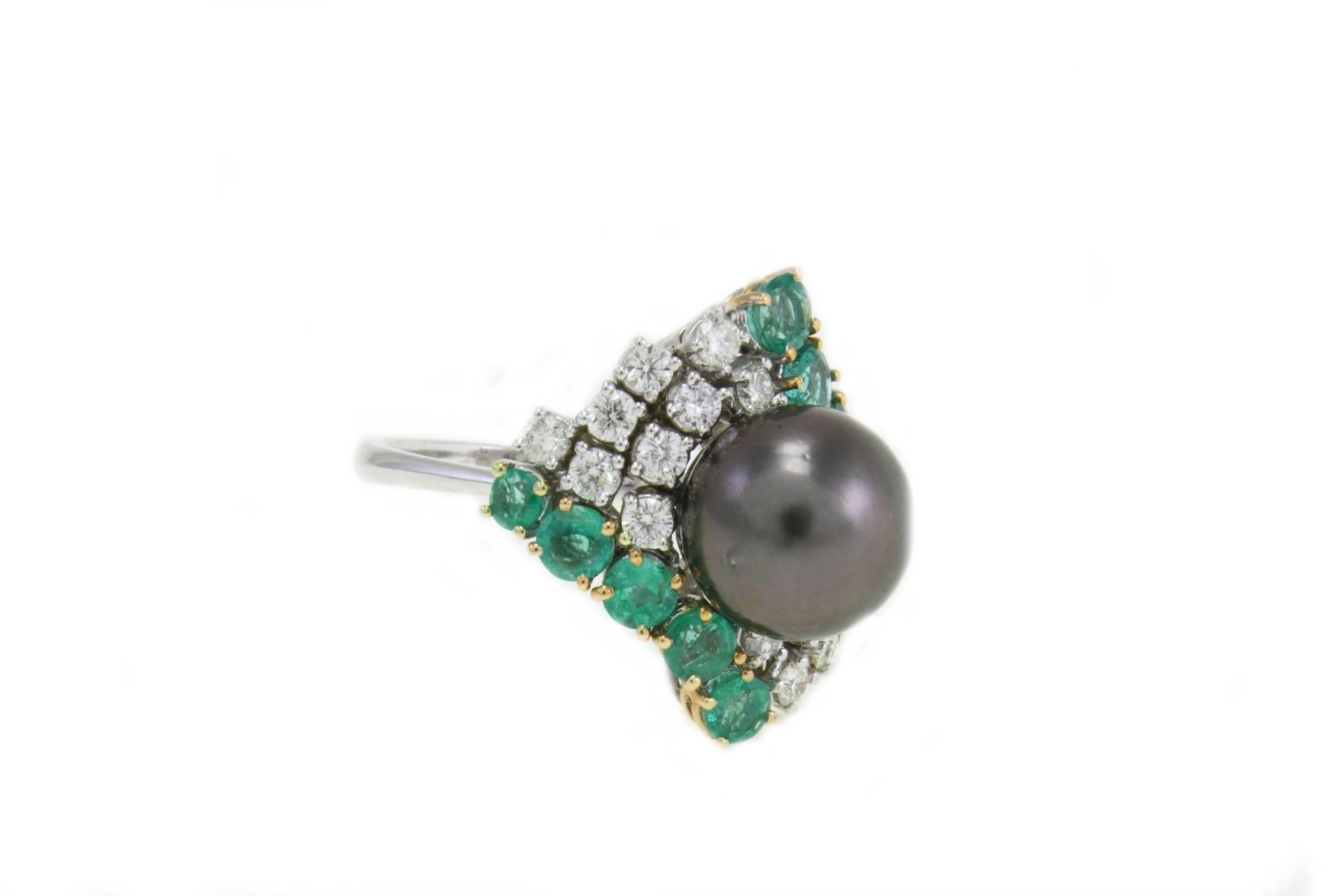 SHIPPING POLICY:
No additional costs will be added to this order.
Shipping costs will be totally covered by the seller (customs duties included).

Sparkling ring in 14kt white gold composed of a central black pearl surrounded by a perfect