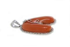 Collier pendentif en or blanc, diamants blancs, corail rouge en forme de lettre