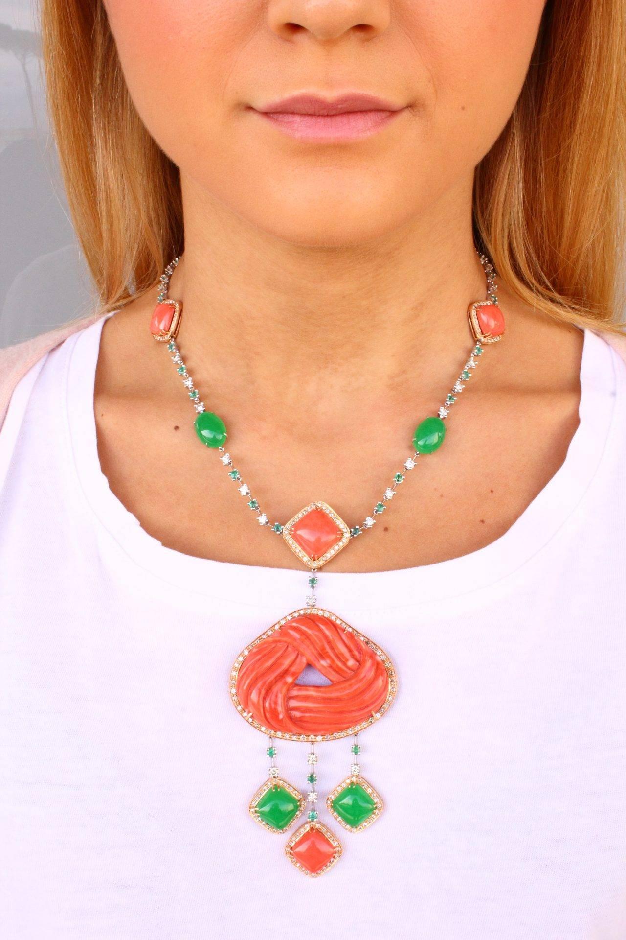 Diamond Emerald Coral Gold Necklace In Good Condition In Marcianise, Marcianise (CE)