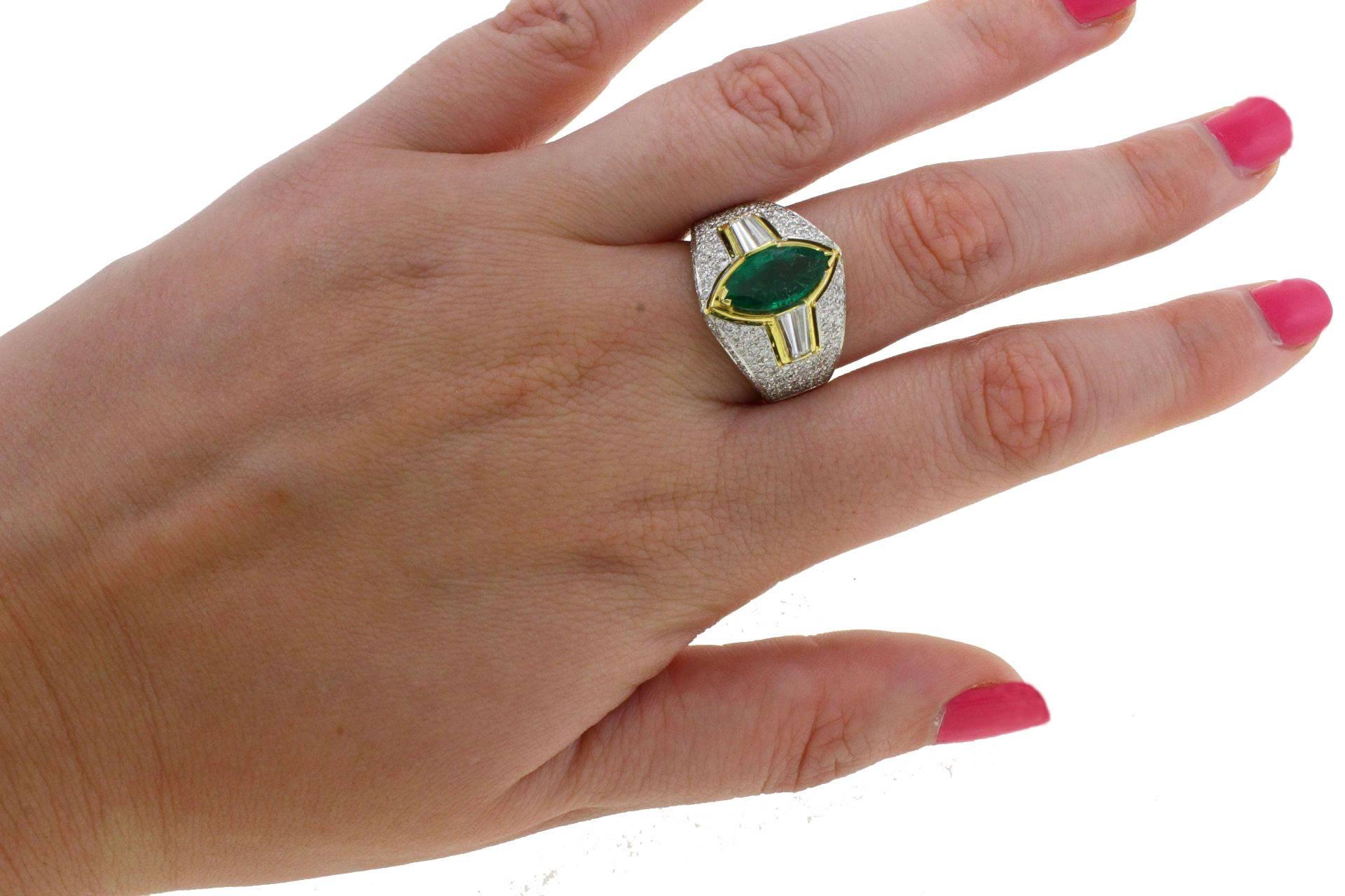 ct 2, 68 Emerald and ct 2, 62 Diamond 18 kt Gold Ring In Good Condition For Sale In Marcianise, Marcianise (CE)