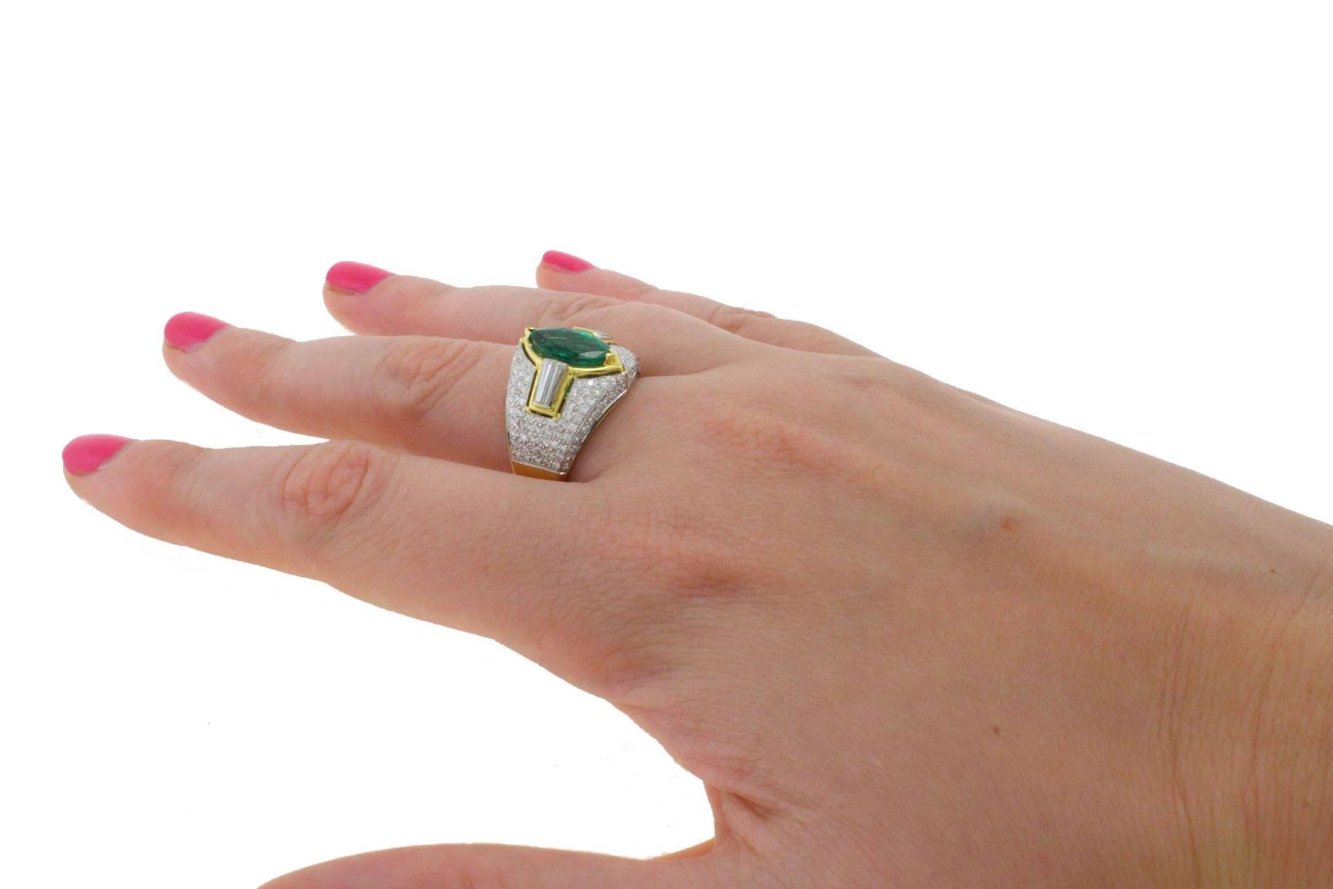 Women's ct 2, 68 Emerald and ct 2, 62 Diamond 18 kt Gold Ring