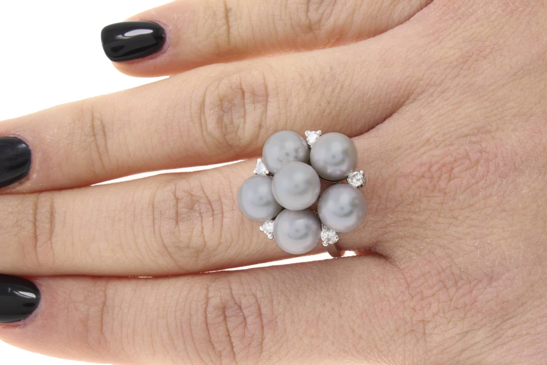 Luise Flower Grey Pearl Diamond White Gold Ring In Good Condition In Marcianise, Marcianise (CE)
