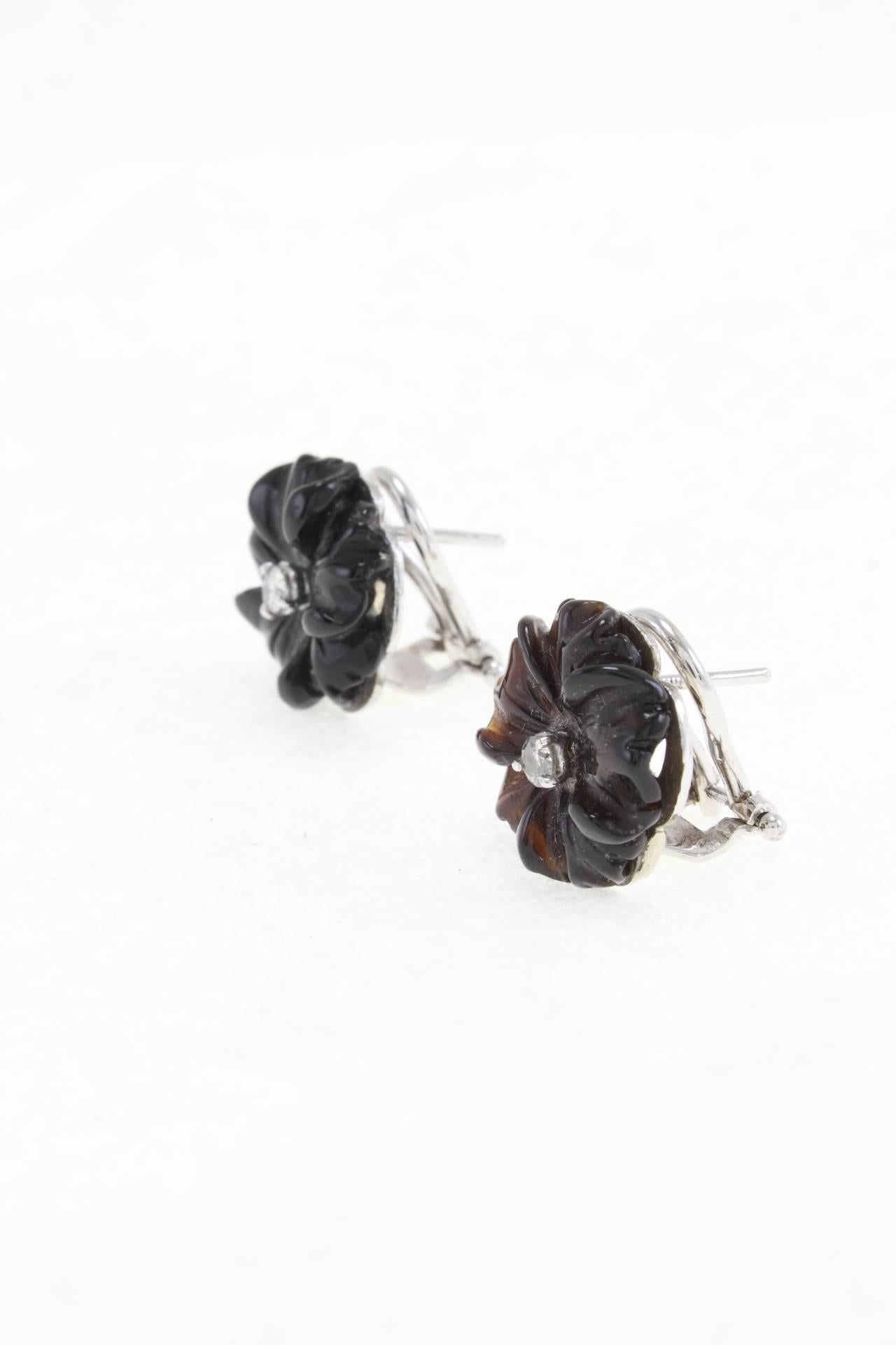 Black earrings in 14Kt white gold composed of a flower shaped black agate with a central diamond. 

agate (2.10gr)
diamond(0.13Kt)
Rf. 17924
US Size
Width 0.59 inch
Length 0.59 inch