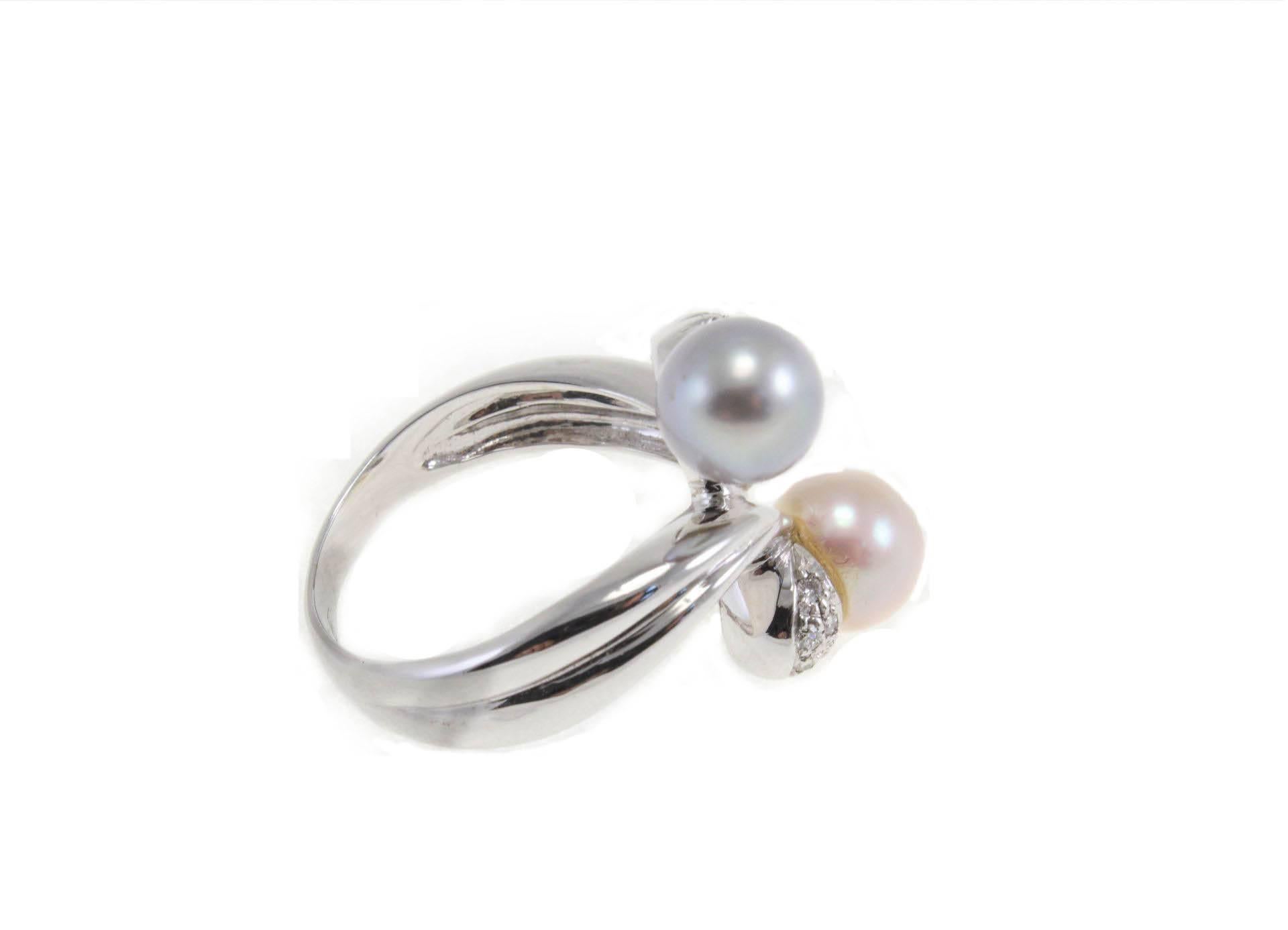 Charming and elegant. Double pearl and double color:  gray and pink pearl with a diameter between 0.7 and 0.8 cm (1.32 gr), with a bright light of diamonds (0.09Kt), all mounted on a 18Kt white gold(6.86gr).
Rf. 19891
US Size 
Width 0.86