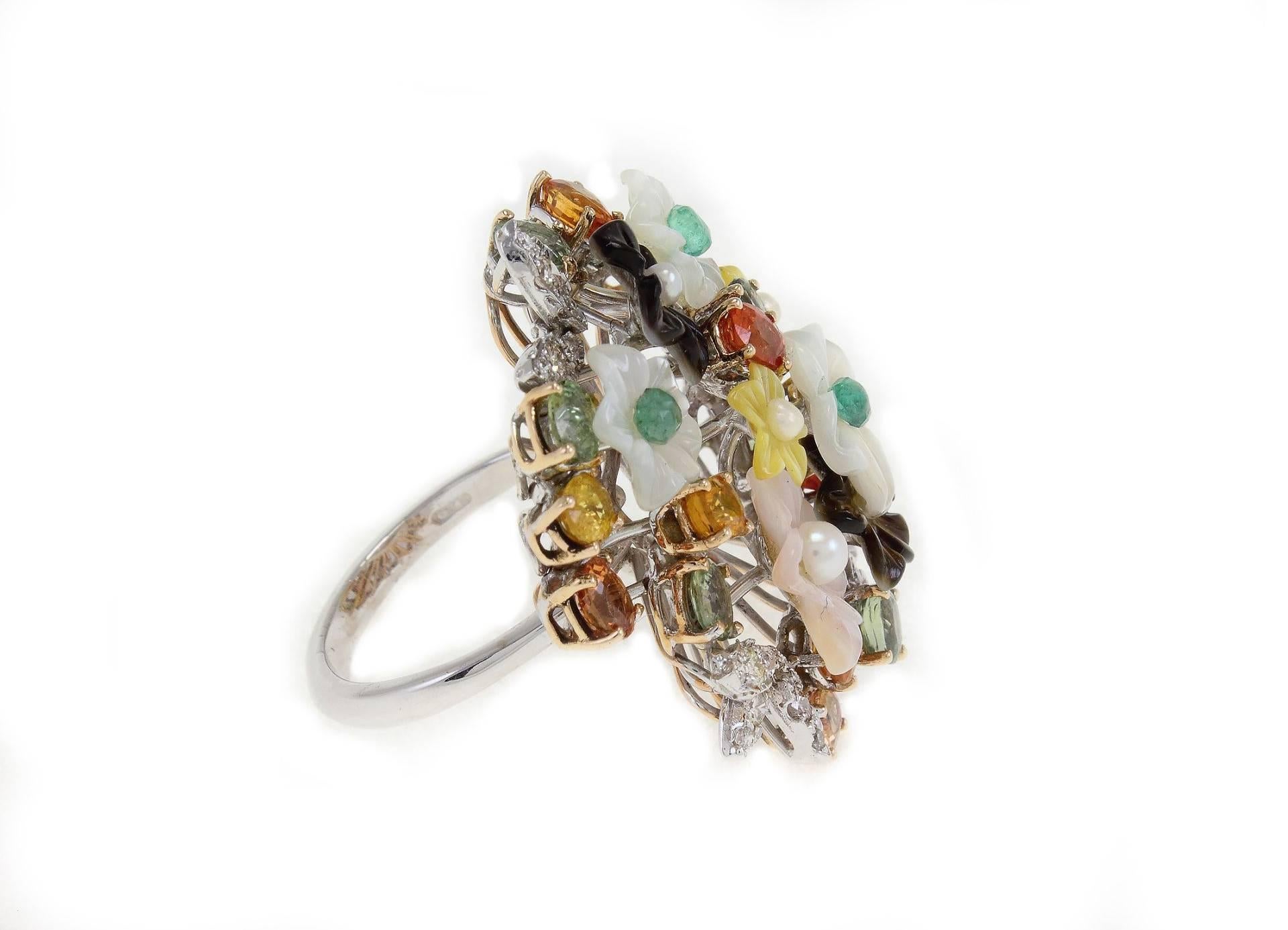 A lash of colors brings the Spring in your day. These graceful ring is shaped as a daisies bouquet, every little mother of pearls multicolors daisy(0.85gr) is embellished with a little pearls (tot pearls 0.15gr) in the middle, and the leaves are