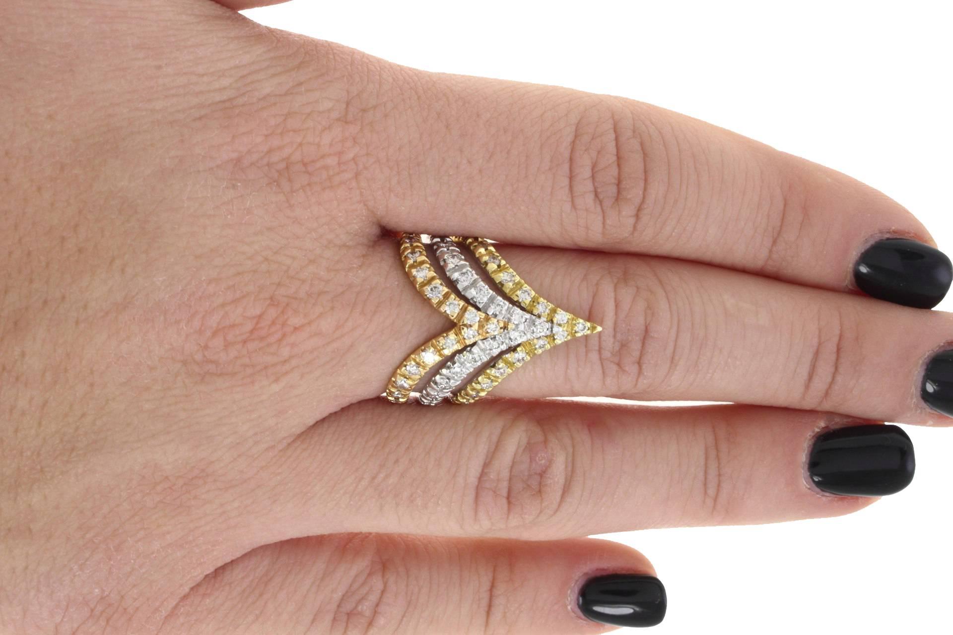 Round Cut Three Gold and Diamond 18 kt Gold Ring For Sale