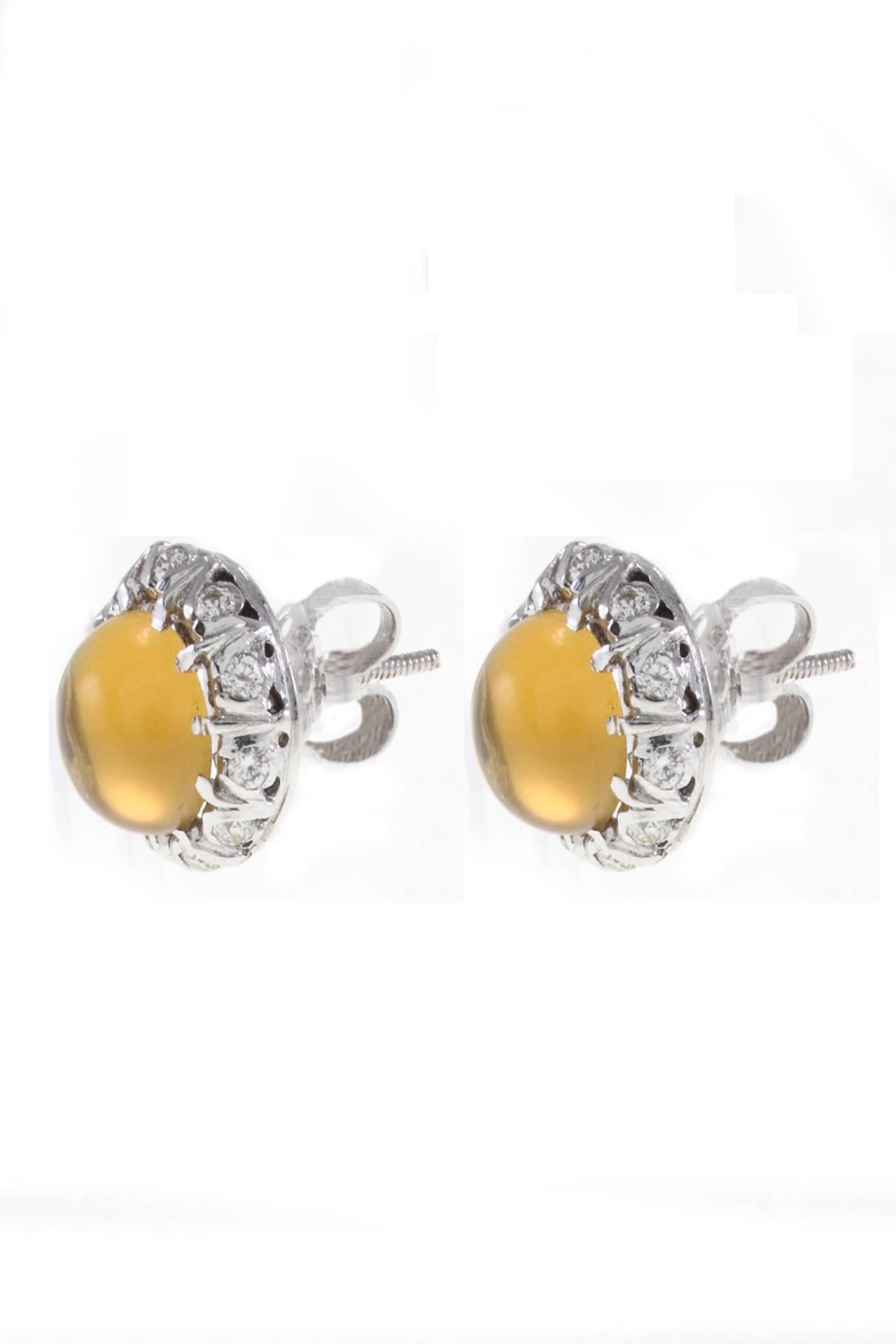 Little and elegant earrings in 14Kt (2gr) and 14Kt(gr3) white gold, with a round shape of shiny topaz surrounded bya little crown of diamonds.

topaz (8.00 Kt) 
diamonds (0.93Kt)
Rf.318975
US Size
Width 0.55 inch
Length 0.55 inch
