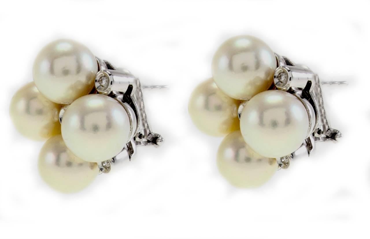 

A classic and neverending earrings realized in 14K white gold composed of 4 pearls (each one) and point of shining diamonds.
Pearls 10.12g
Diamonds 0.18 ct 
R.F + ufhe
Total Weight 27.20 g
Width 0.90 inch
Length 0.90 inch
For any enquires, please