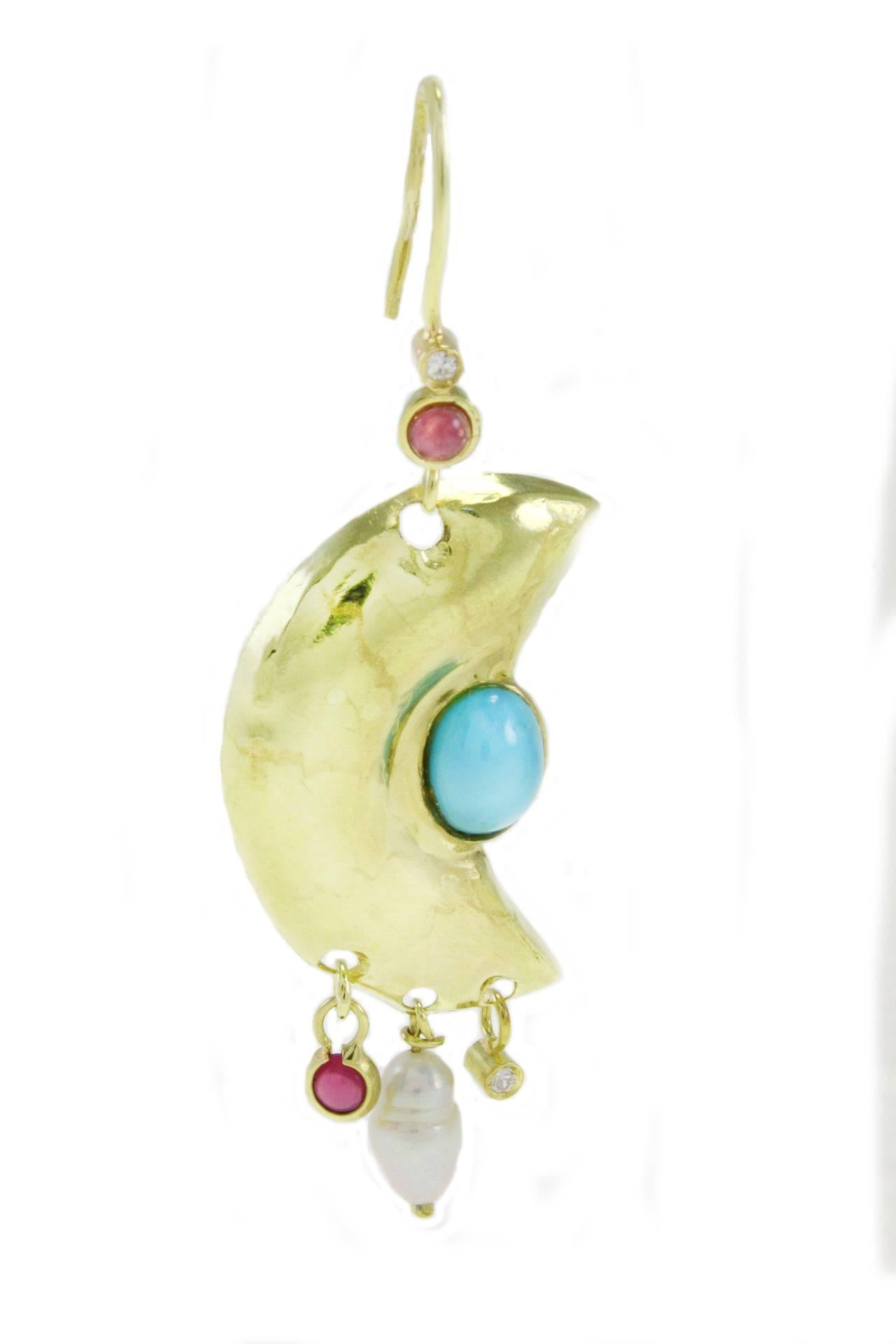 Amazing moon shaped earrings in 18Kt yellow gold with a little circle of turquoise  with little drops of diamonds, garnet and pearls.

diamonds (0.04Kt) 
garnet (0.98 Kt) 
little pearl (0.50 gr). 
turquoise (0.80gr)
Rf. 18831
US Size
Width 0.67