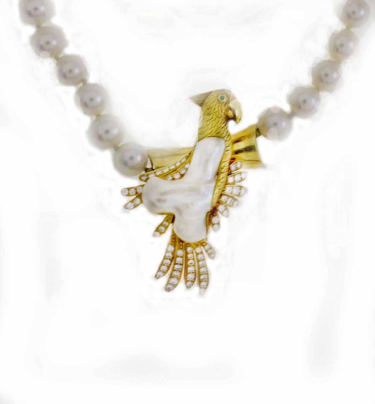 SHIPPING POLICY:
No additional costs will be added to this order.
Shipping costs will be totally covered by the seller (customs duties included).

Pearl necklace embellished with a parrot pendant/brooch in 18Kt gold composed of a chest of pearl and
