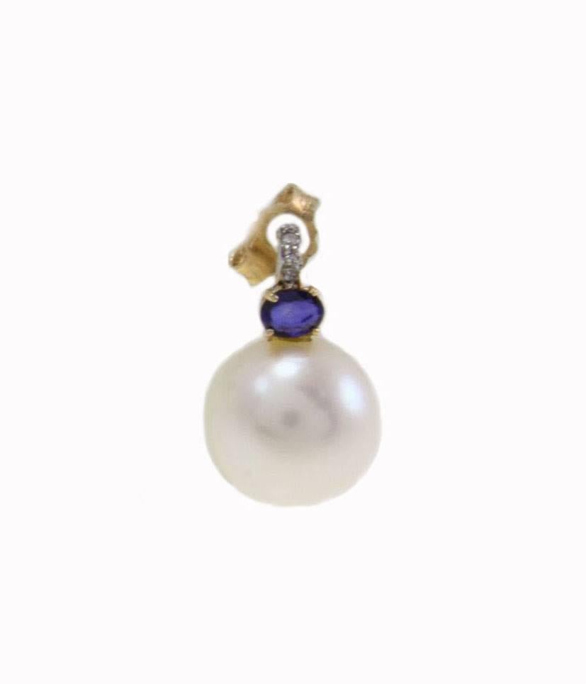 A shiny blue sapphire (0.31Kt) in between a small arch of diamonds (0.04Kt) and a pearl(3.00gr), all together they formed graceful earrings, mounted on 14Kt white gold (0.83 gr). You cannot resist to wear them for any occasion. Pearls diameter