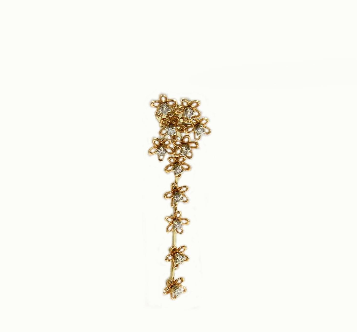 Elegant earrings in 18Kt gold  composed of a rope of daisies with a diamond in the center.

diamonds(0.41Kt)
top weigth 7.4gr
Rf.127468