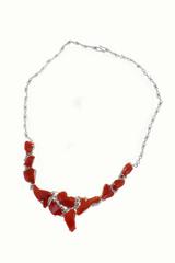 Diamants blancs, corail rouge, collier Retrò en or blanc 18K