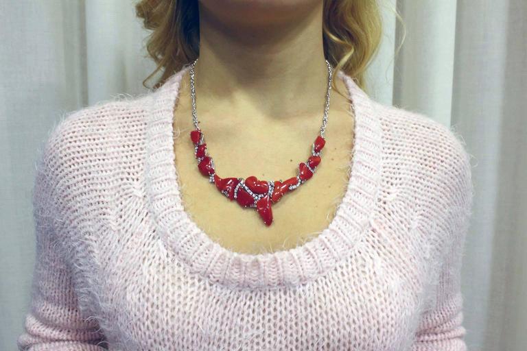 White Diamonds, Red Coral,18K White Gold Retrò Necklace In Good Condition For Sale In Marcianise, Marcianise (CE)