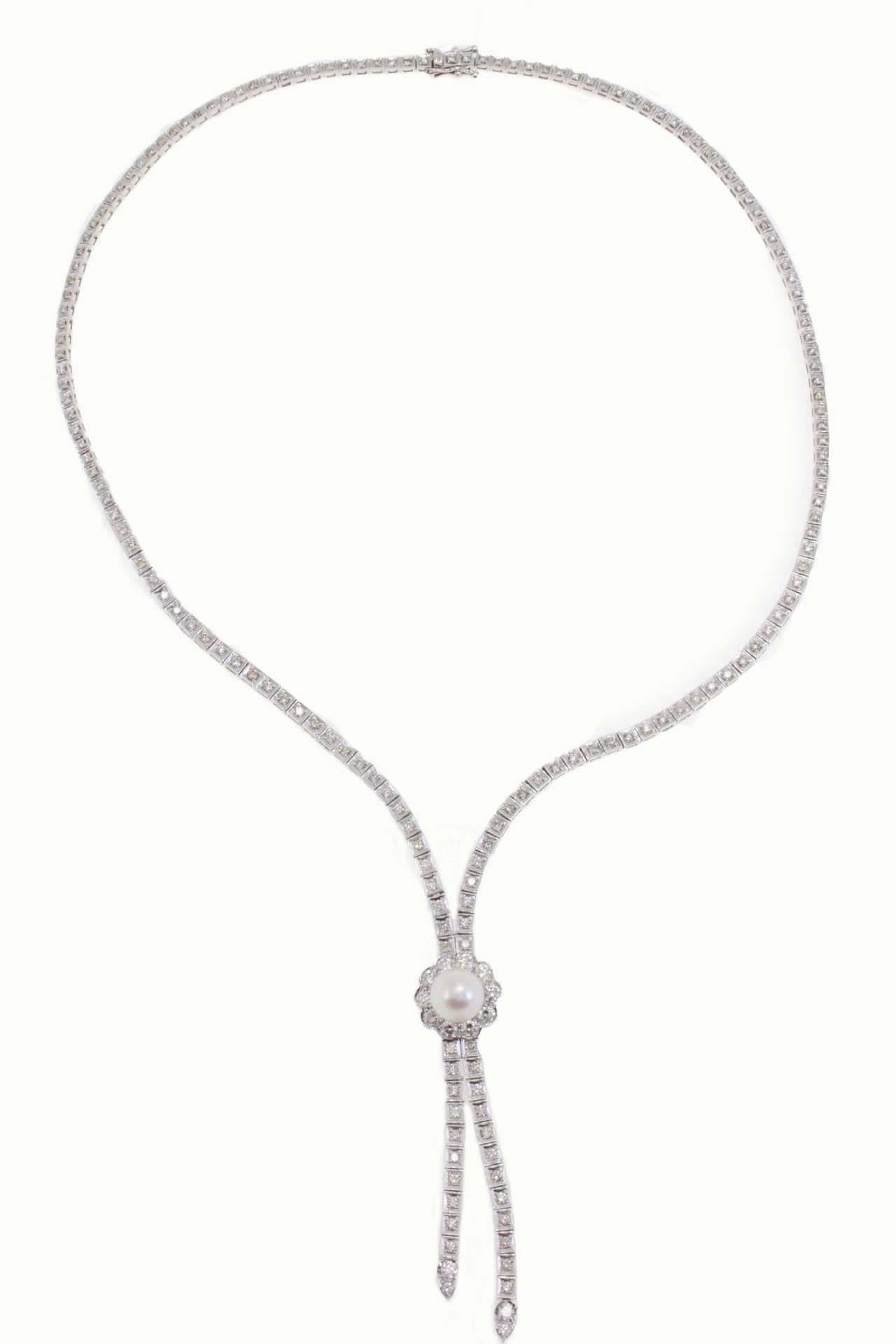 Elegant necklace in 14Kt white gold composed of a single row of diamonds with a pearl in the middle.

diamonds(5.02Kt)
pearl (1.06 g) of 8mm 
tot weight 24.30gr
rf.896402