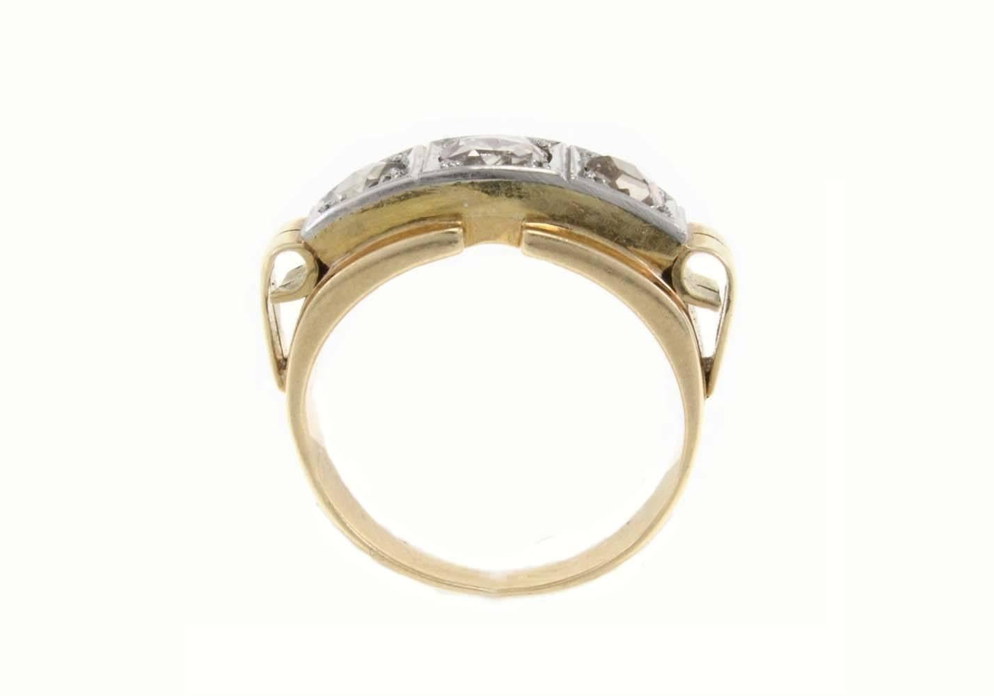 Retro 2, 10 carat Three-Diamond 18 kt Gold Ring