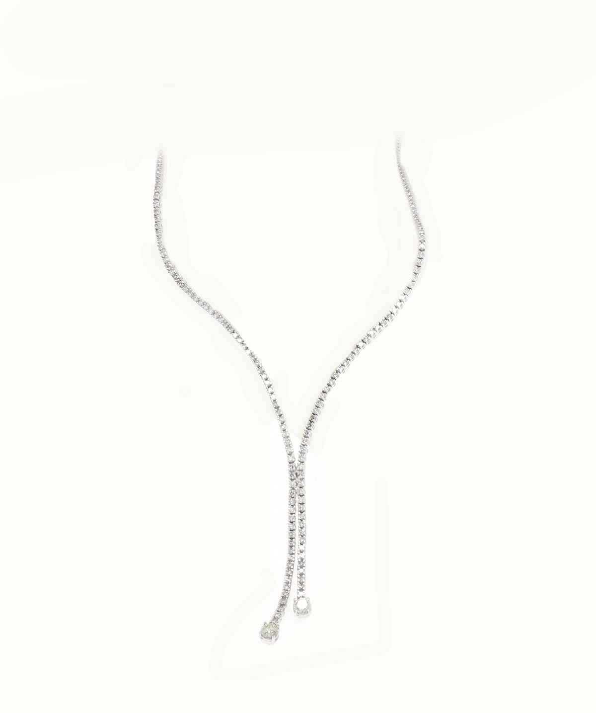 Splendid necklace in 9Kt white gold composed of a single row of small diamonds with two bigger diamonds at the both side end.

diamonds(2.91Kt)
Rf.540958