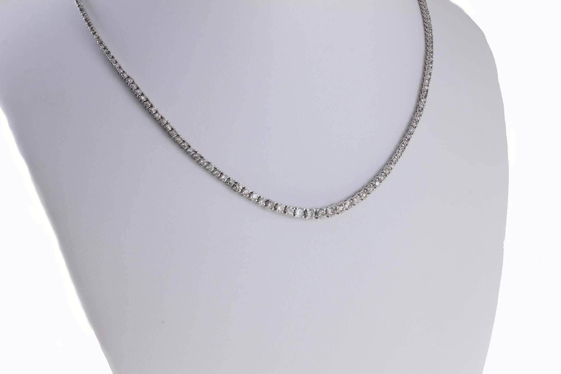 Elegant necklace in 9Kt white gold composed of a single strand of silver diamonds.

diamonds (4.79 Kt), 
tot weight 14.1gr
Rf.453978