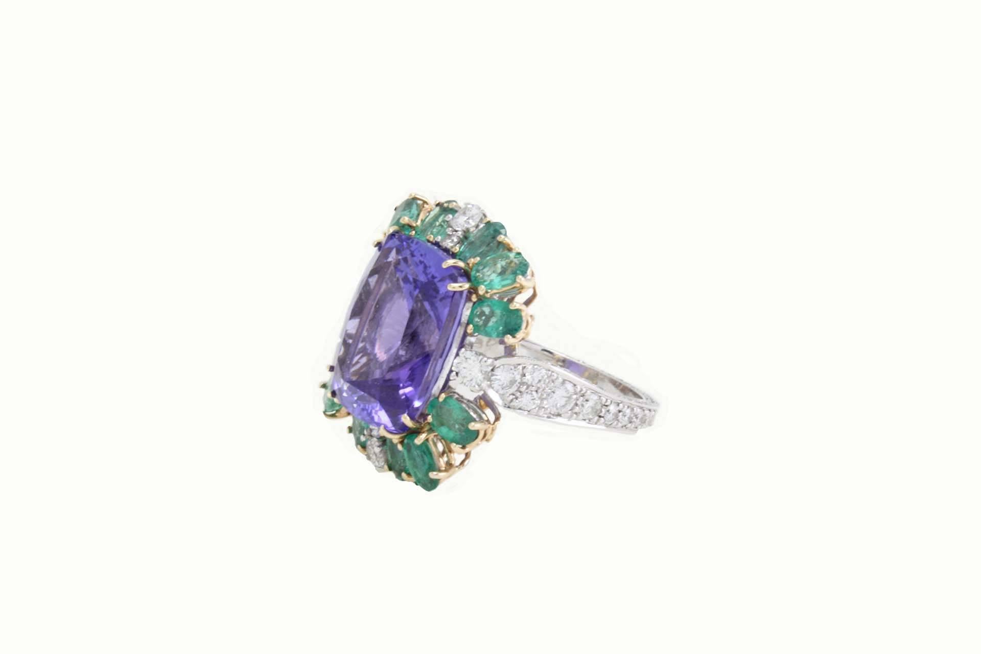 SHIPPING POLICY:
No additional costs will be added to this order.
Shipping costs will be totally covered by the seller (customs duties included).

Sparkling ring in 14Kt gold composed of a square shaped blue tanzanite surrounded by emeralds and