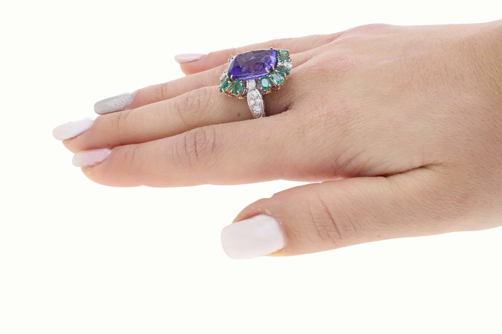 Ct 14, 07 Tanzanite Ct 2, 55 Emerald and Ct 2, 29 Diamond Two Color Gold Ring In Good Condition In Marcianise, Marcianise (CE)