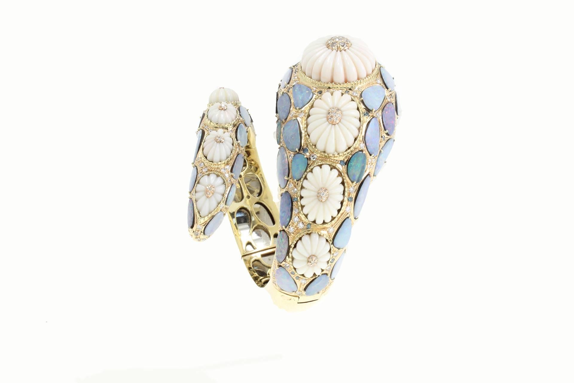 

Exquisite snake shaped bracelet in 14Kt gold (gr 160). It is embellished with opals, diamonds and coral.
opals (9.80gr), 
diamonds(7.53Kt) 
coral(20.20gr).
total weight 159.7gr
Rf.5387406 
For any enquires, please contact the seller through the