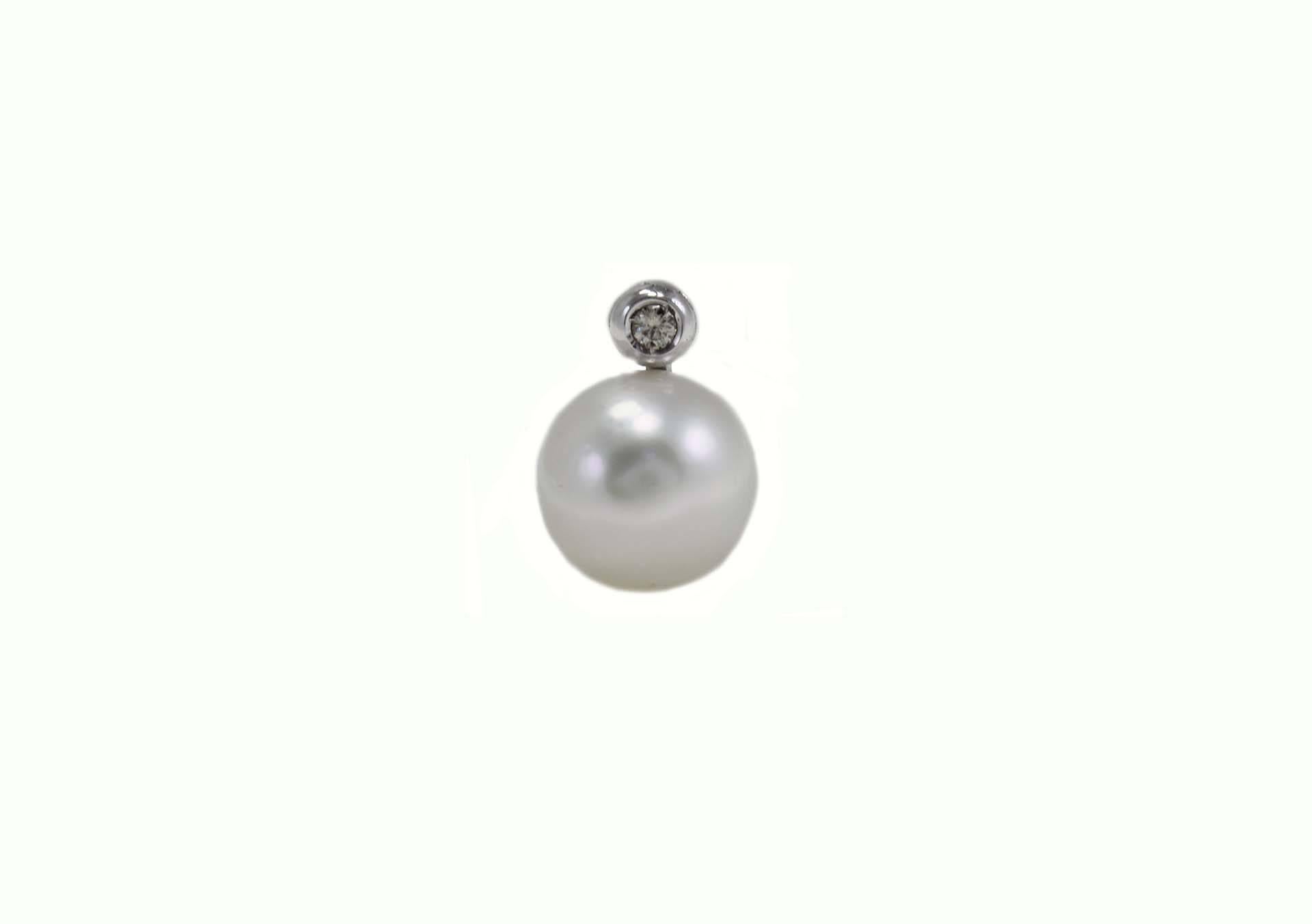 

Elegant earrings in 14 kt white gold composed of a large pearl and a diamond on top of the earring. 
Both pearls(9.5gr) have a diameter of 14/15mm, 
both diamonds (0.26 Kt) 
total weight 15.7 gr
Rf.218486 
For any enquires, please contact the