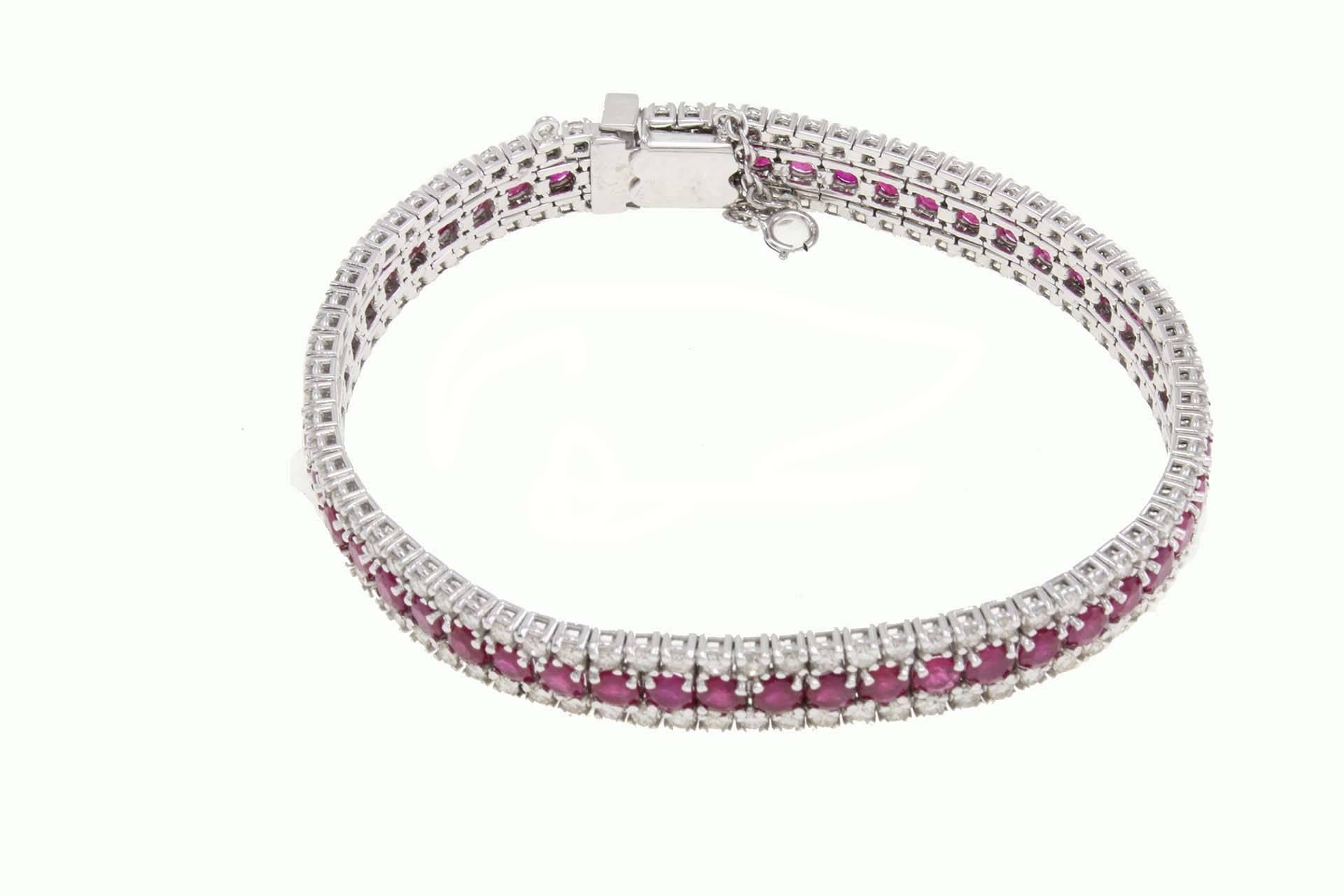 Charming tennis bracelet in 14Kt white gold with a strand of sparkling rubies and diamonds.

rubies(11.73Kt) 
diamonds(4.90Kt).
tot weight 24.2 gr
Rf.189768