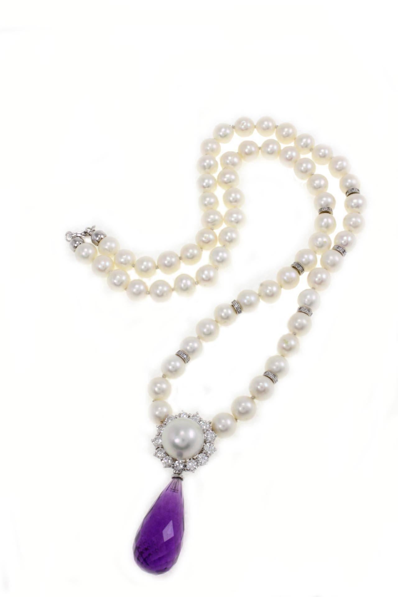 

Beaded necklace in white gold 14 kt composed of a central pearl surrounded by a diamonds crown linked with an amethyst drop.
diamond (1,74kt)
central pearl (11-12 mm) (string 7mm)
length 45 cm
total weight 38 gr-d
ref hfgf 
For any enquires,