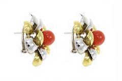 Sfere di corallo rosso, clip a forma di foglie in oro bianco e giallo 18 carati  Orecchini