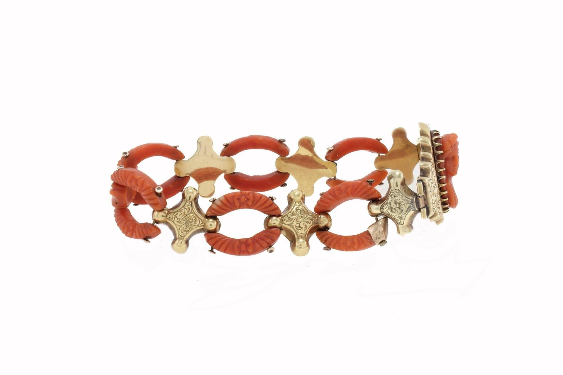 Graceful bracelet in 14Kt gold composed of a link of coral and in the middle to make it more precious a exquisite handcrafted coral cameo. 

coral (12gr)
Tot weight 17.2gr
Rf iaii