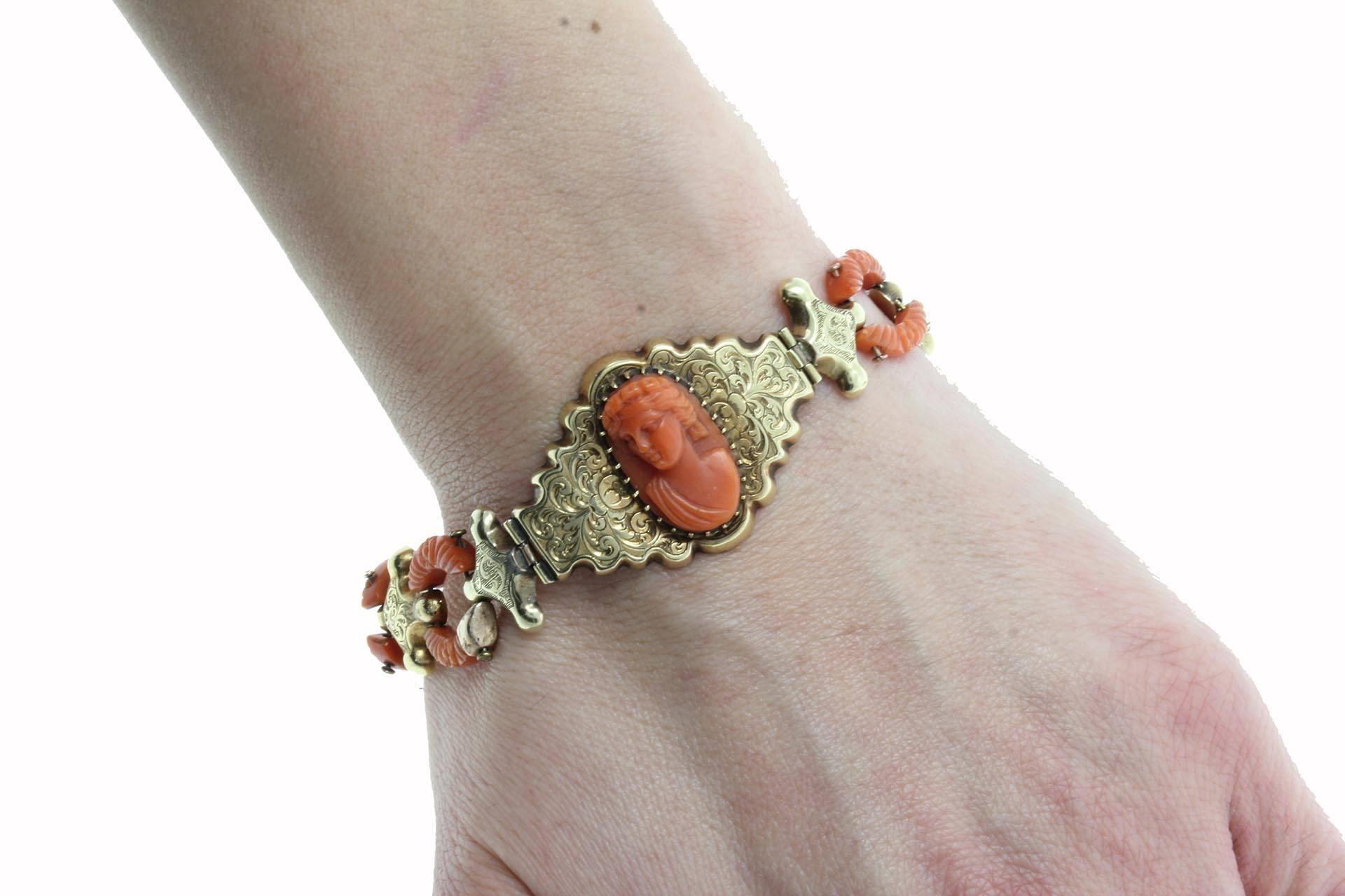 Coral Cameo Gold Bracelet In Good Condition In Marcianise, Marcianise (CE)