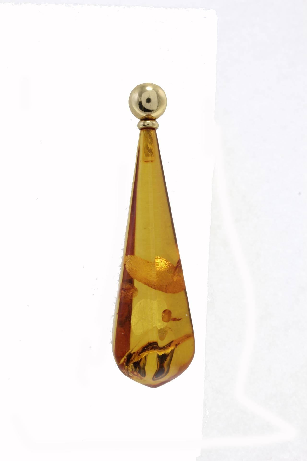 Classic and elegant amber(11.90gr) drop earrings, the stud it is mounted in 18Kt yellow gold, for a perfect color match. Tot weight 16.1 gr
Rf.gaha