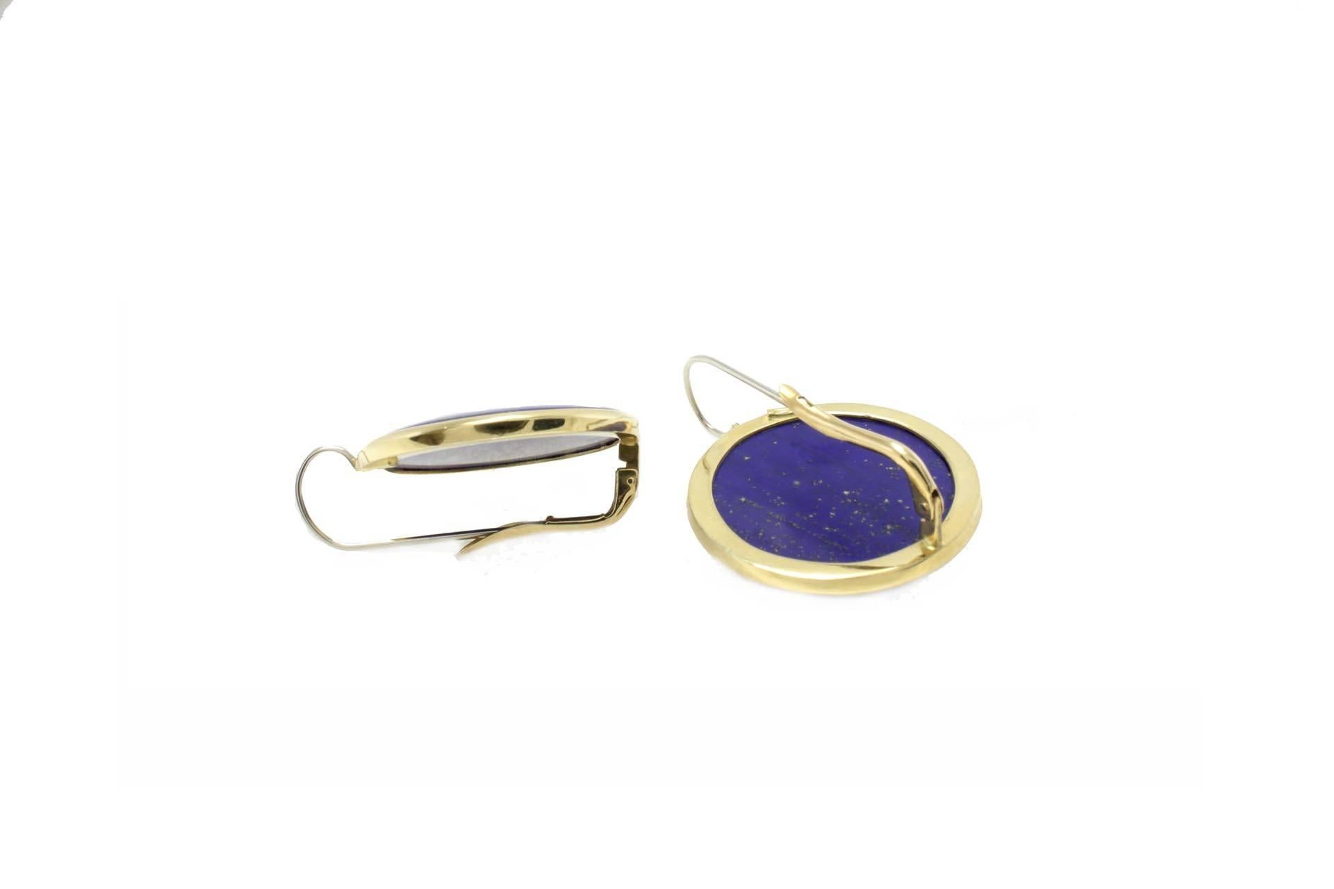 Graceful dangle earrings composed of 18Kt yellow gold as a frame of circle lapis lazuli(11.60gr). tot weight 17.8gr
Rf.511709