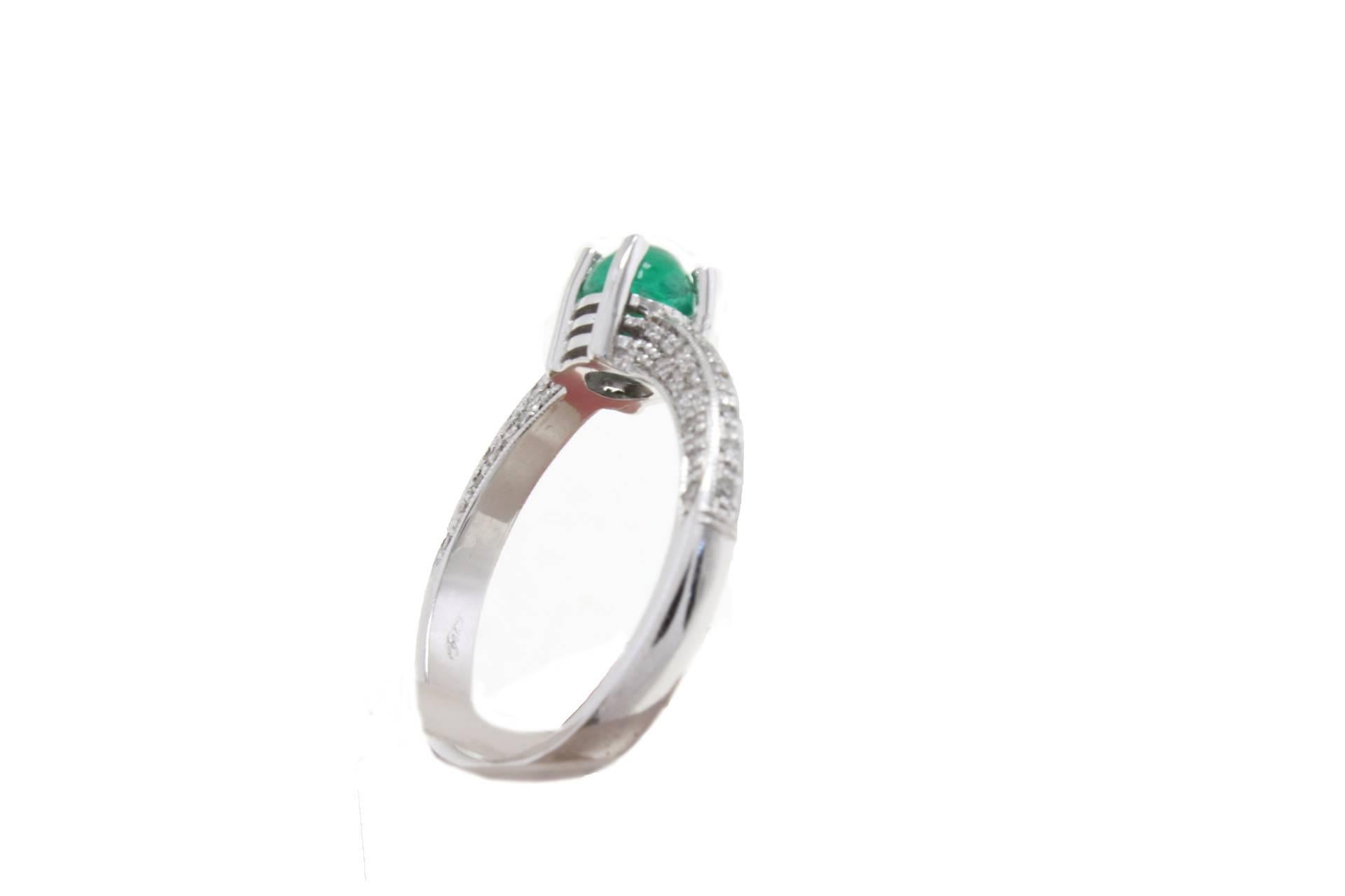 Modern Emerald Diamonds 18 Karat Gold Ring