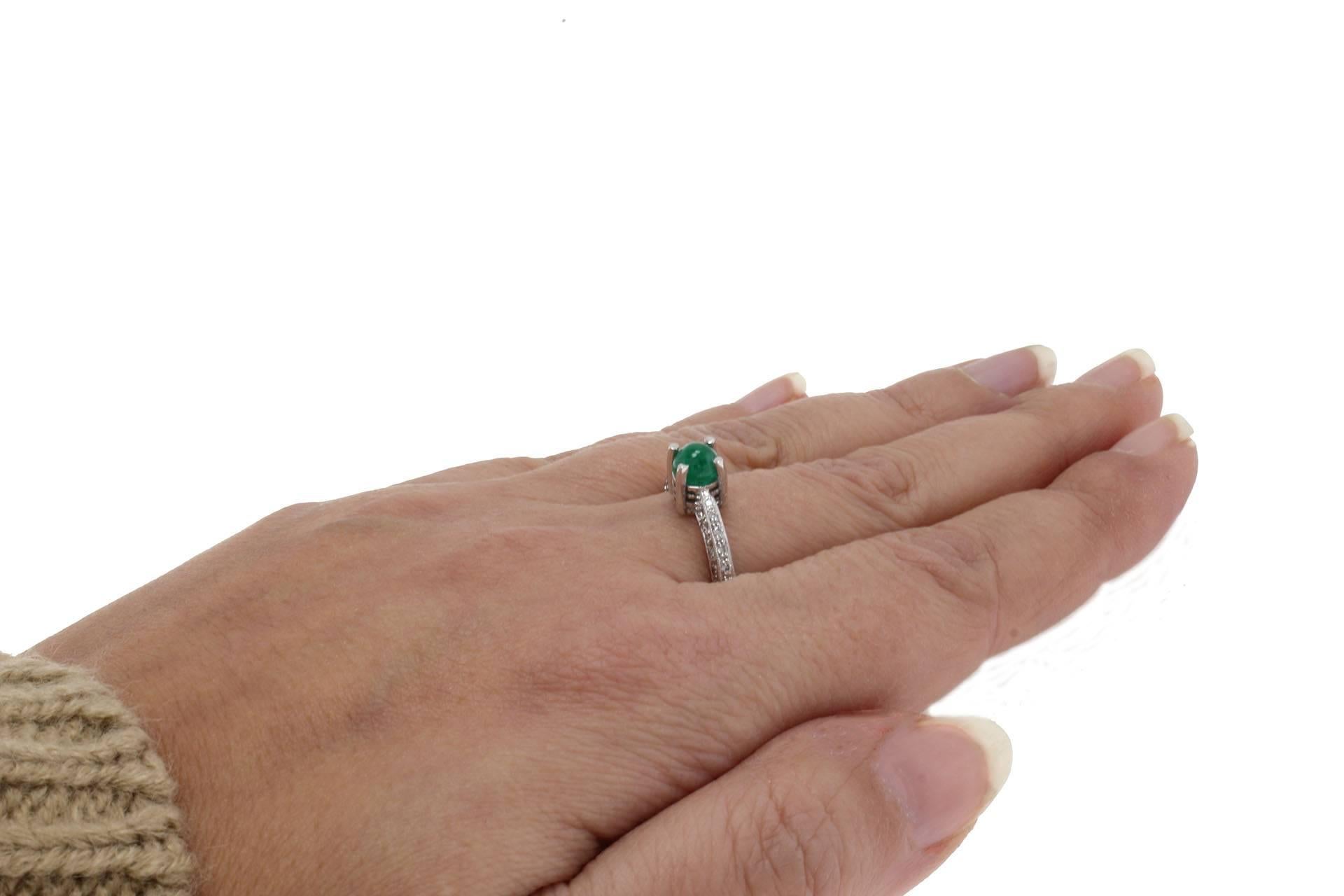 Women's Emerald Diamonds 18 Karat Gold Ring