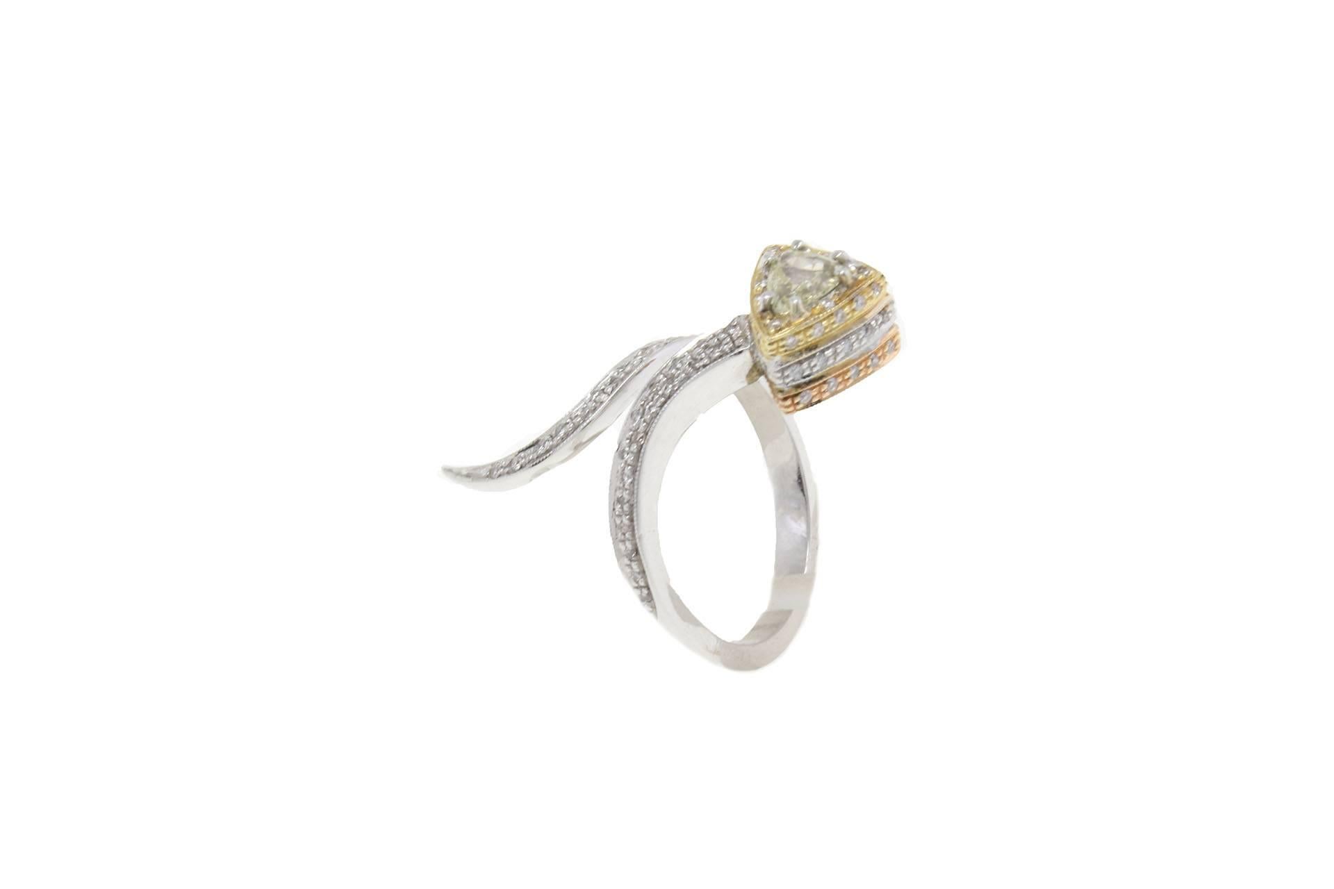 18 kt three different gold color (rose gold, white gold, yellow gold) with diamonds (0.36 kt) all around the ring and a central fancy diamond (0.38 kt)
tot. weight  6.40 gr
r. f  uiiu