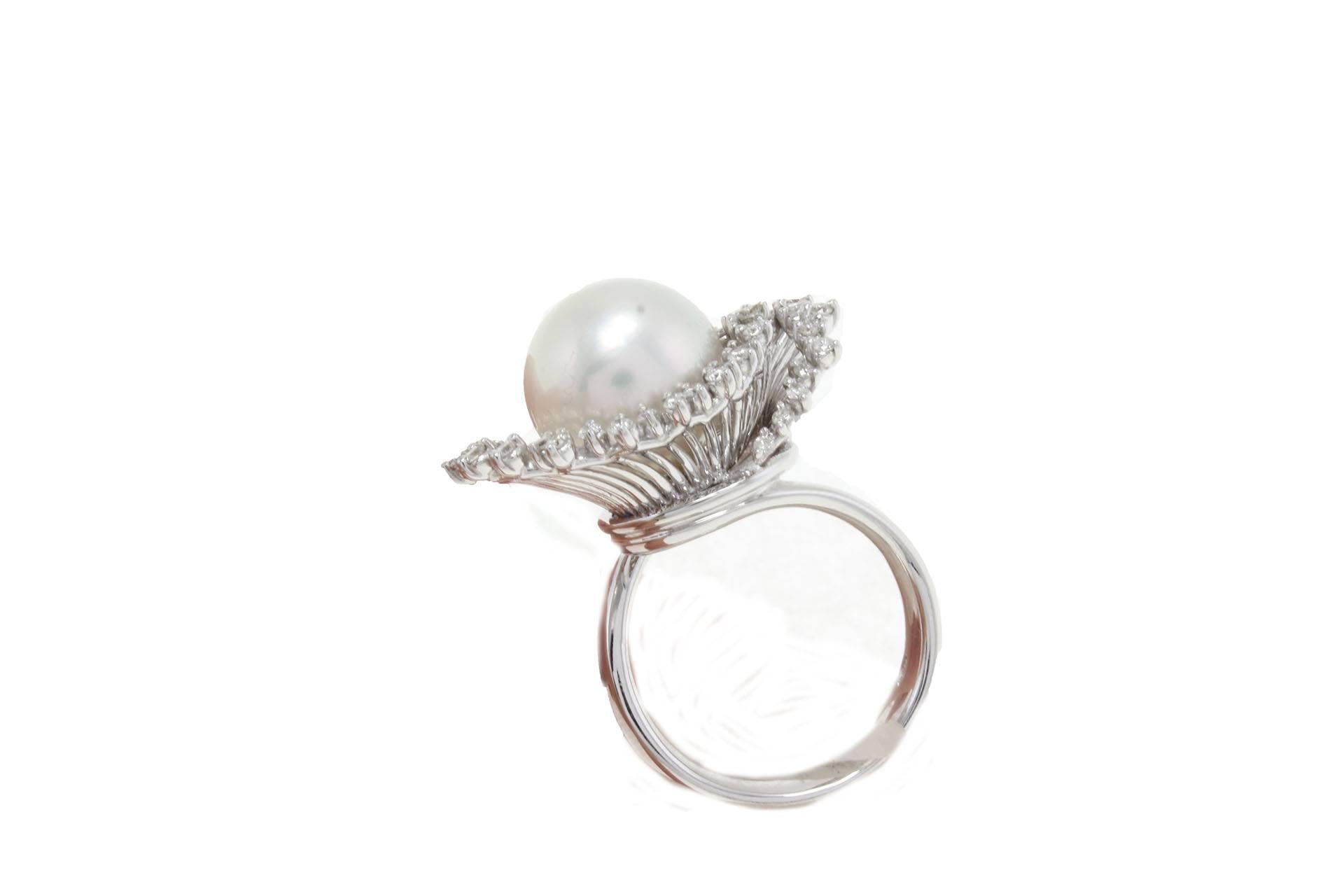 Elegant ring in 18 kt white gold with a large pearl surrounded by a diamonds crown.
pearl (2.70 gr)
diamonds (0.79 kt)
tot. weight 13.60 gr
RF    G   HCEU
RK.AIFA
For any enquires, please contact the seller through the message center.