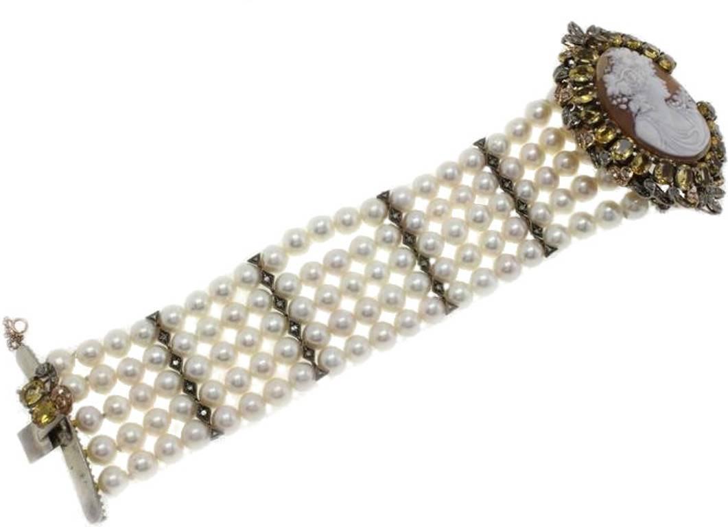 

Five strands of pearls(68.79gr) are embellished with a cameo(5.50gr) set on 9Kt gold and silver, surrounded of diamonds (0.98ct) and topaz(17.06ct)
tot.weight 118.00 g
r.f uhof 
For any enquires, please contact the seller through the message